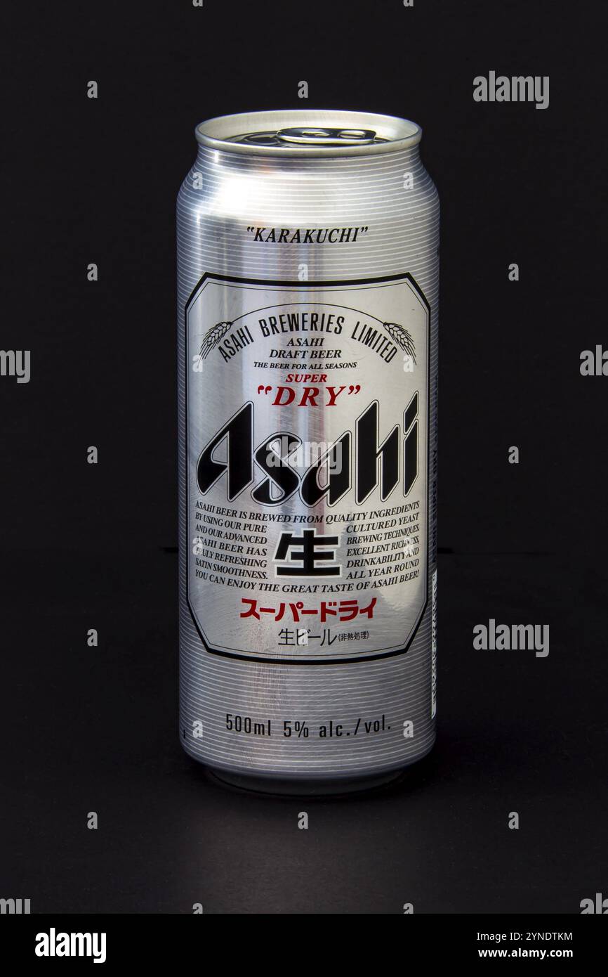 Calgary, Alberta, Kanada. Juni 2020. Eine isolierte Stella Asahi Tallboy Bierdose auf schwarzem Hintergrund Stockfoto