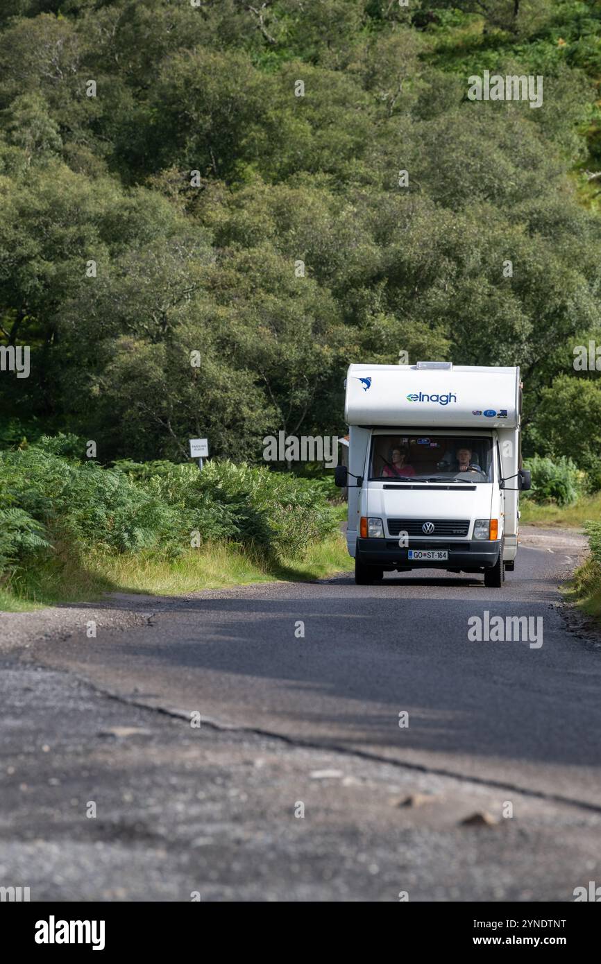 Wohnmobil auf einer einspurigen Straße entlang der North Coast 500 Route, die bei Touristen beliebt ist, aber auch Probleme und Staus verursacht Stockfoto