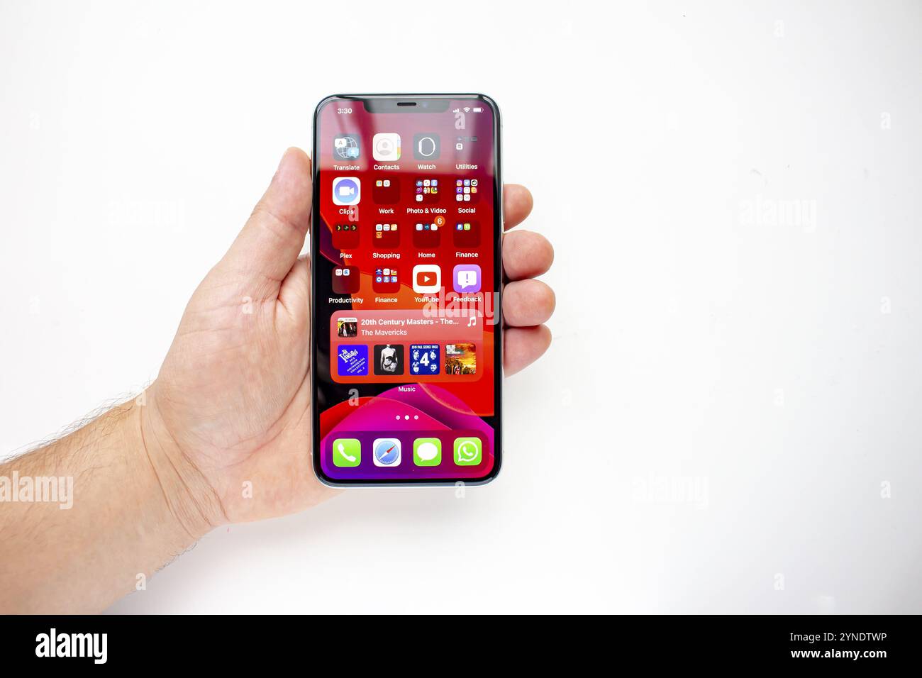 Calgary, Alberta, Kanada. August 15 2020. Eine Person, die ein iPhone 11 Pro Max mit dem neuen iOS14 mit Widgets installiert hält Stockfoto