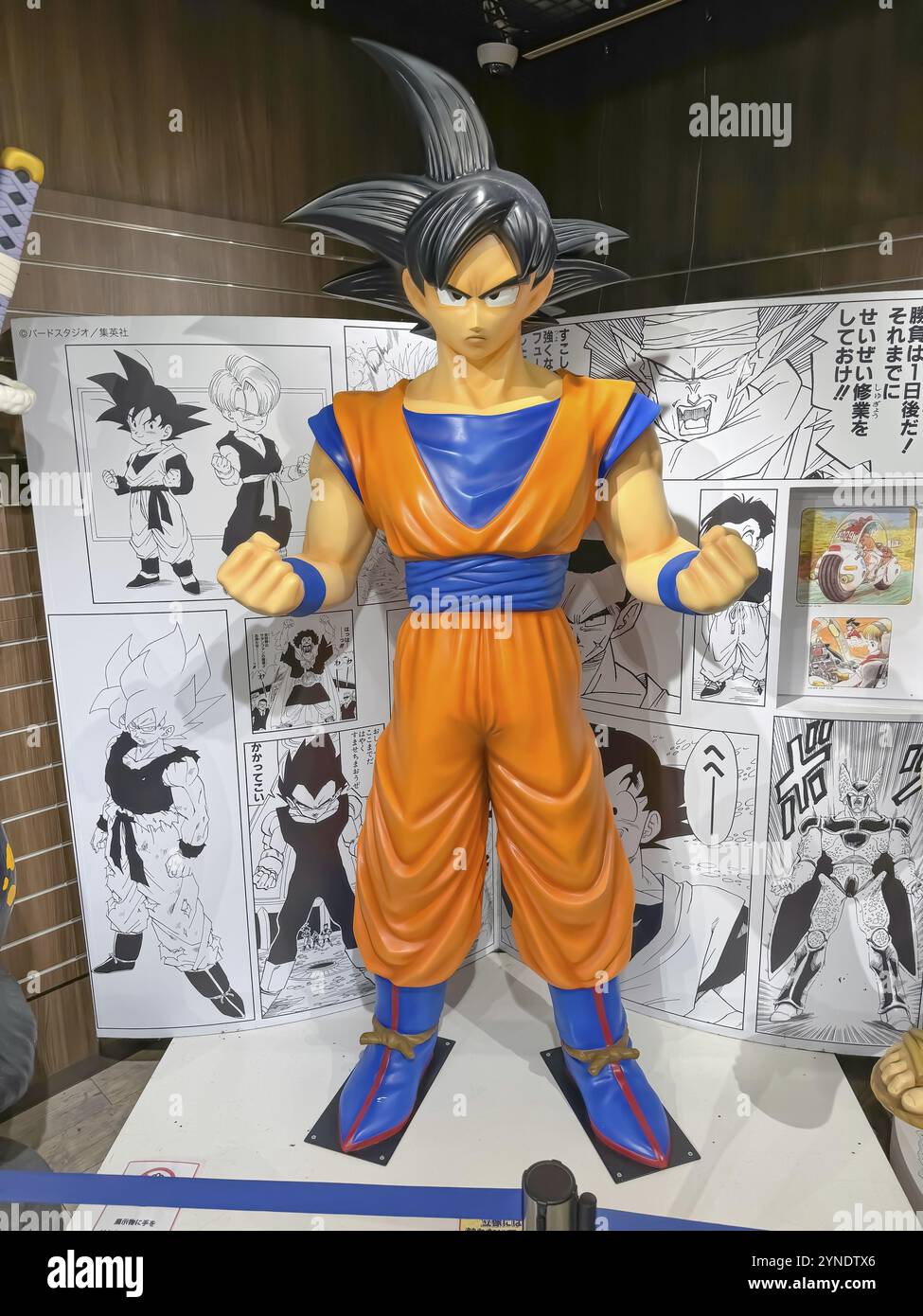 Kita Ward, Osaka, Japan. Dezember 2023. Ein menschliches Model Goku von Dragon Ball Comic Figur in einem Jump Shop im HEP FIVE Mall Stockfoto