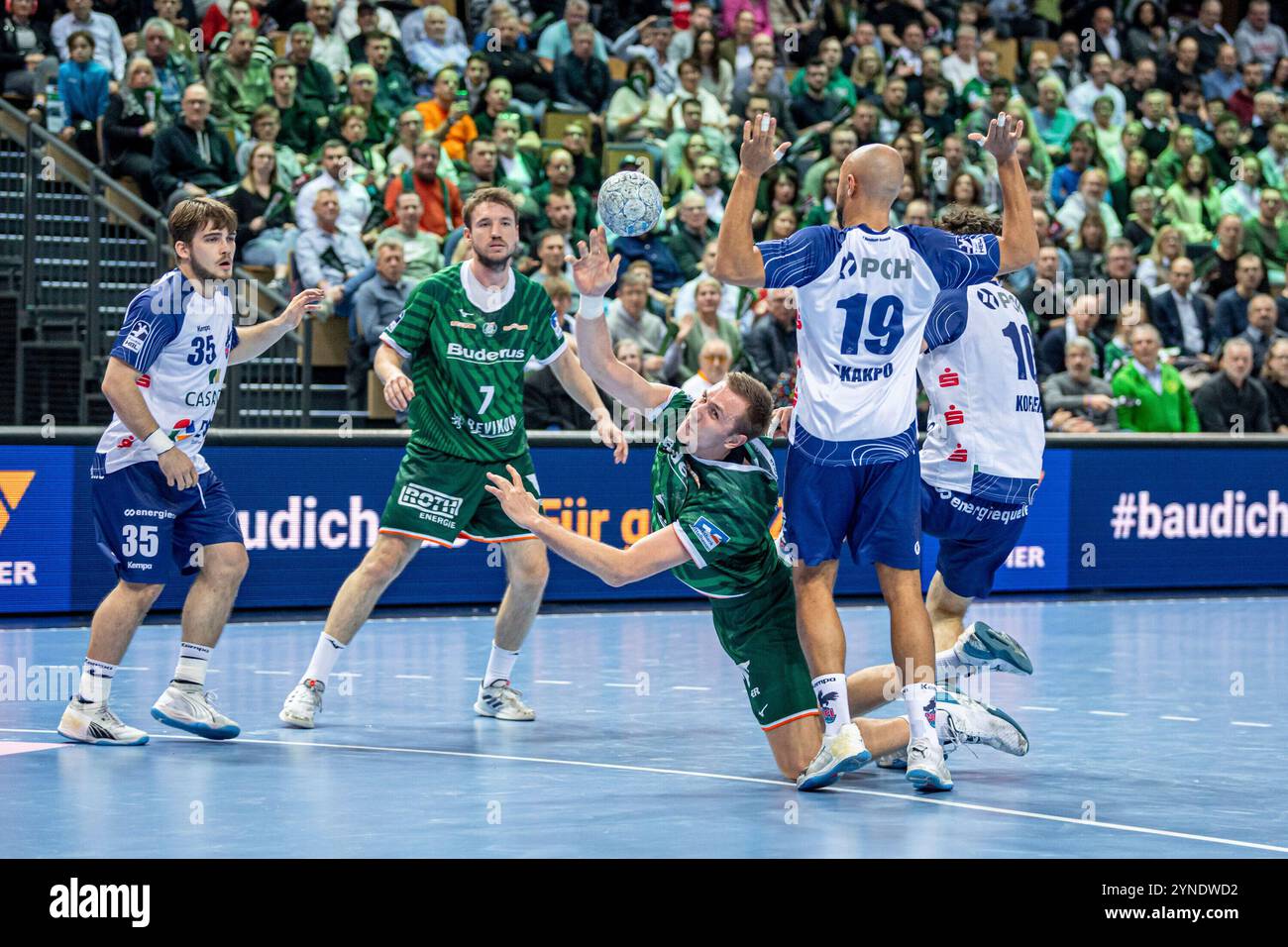 Wetzlar, Deutschland. November 2024. Rasmus Meyer Ejlersen (#5 HSG Wetzlar), Dominik Mappes (#7 HSG Wetzlar), David Cyrill Akakpo (#19 1. VfL Potsdam), Elias Kofler (#10 1. VfL Potsdam), Nicholas Schley (#35 1. VfL Potsdam) Handball-Bundesliga; HSG Wetzlar - 1. VfL Potsdam: Wetzlar, 25.11.24 Credit: dpa/Alamy Live News Stockfoto