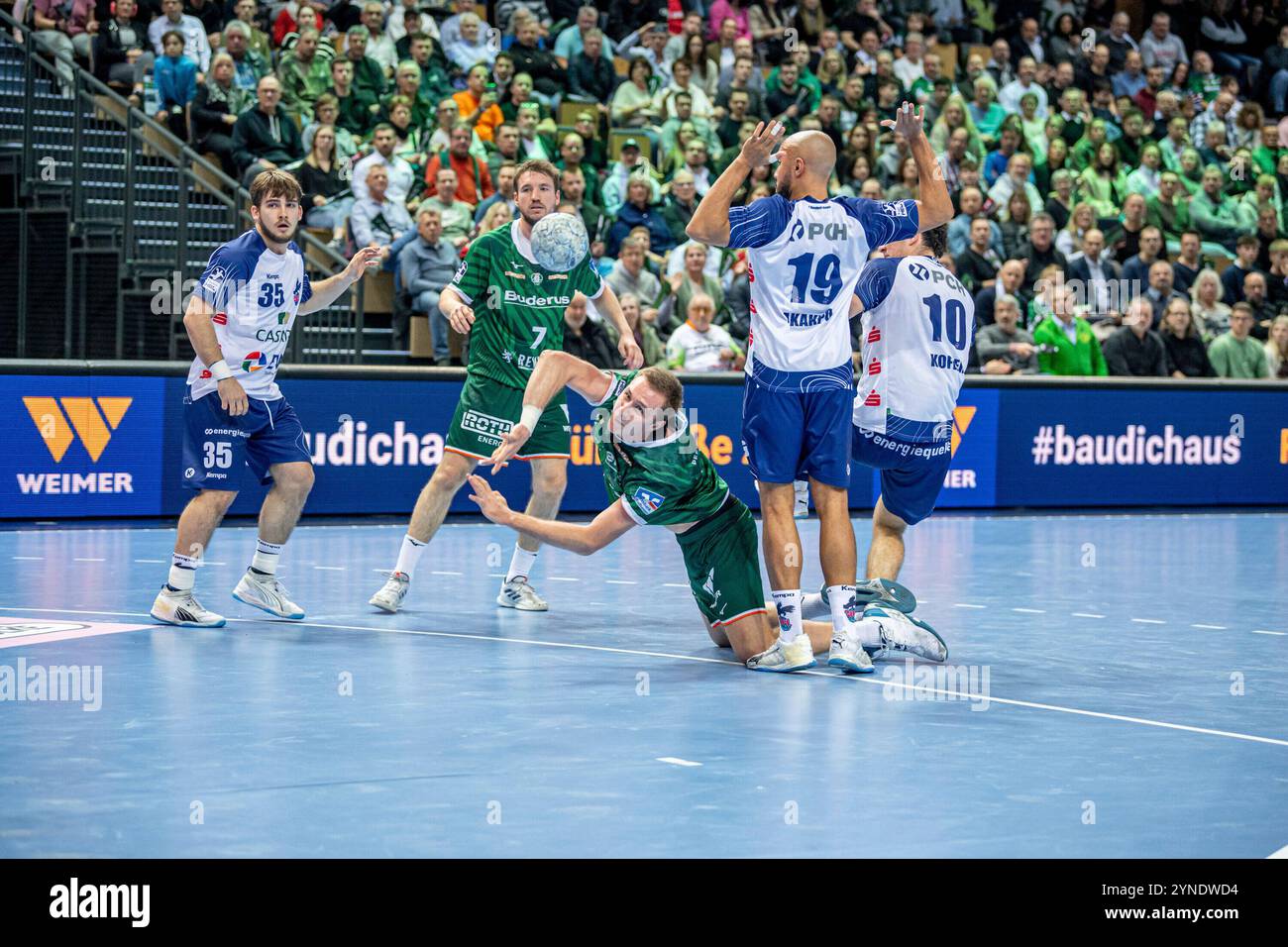 Wetzlar, Deutschland. November 2024. Rasmus Meyer Ejlersen (#5 HSG Wetzlar), Dominik Mappes (#7 HSG Wetzlar), David Cyrill Akakpo (#19 1. VfL Potsdam), Elias Kofler (#10 1. VfL Potsdam), Nicholas Schley (#35 1. VfL Potsdam) Handball-Bundesliga; HSG Wetzlar - 1. VfL Potsdam: Wetzlar, 25.11.24 Credit: dpa/Alamy Live News Stockfoto