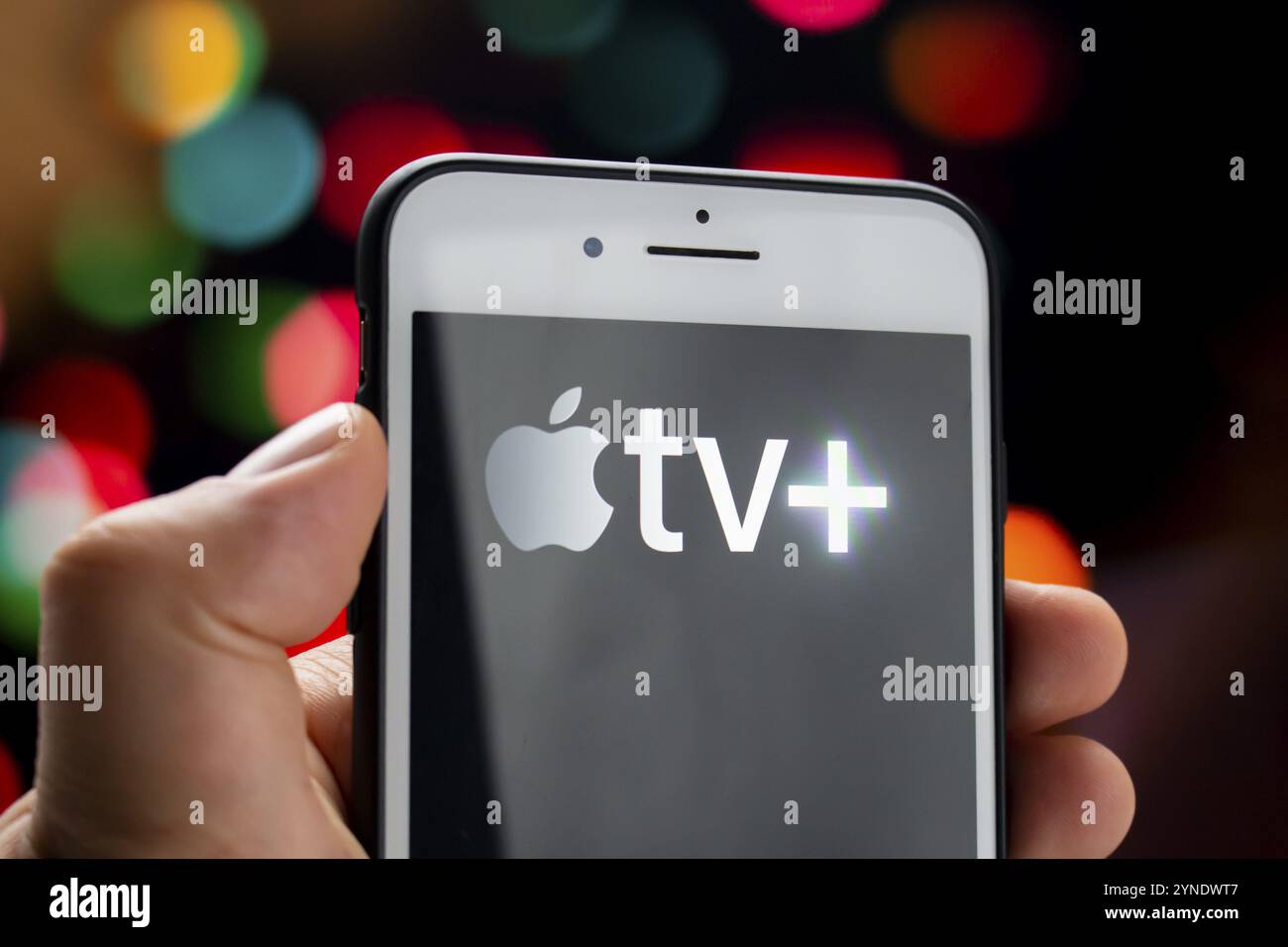 Calgary, Alberta, Kanada. 21.Mai 2020. Eine Person, die ein weißes iPhone Plus mit dem Apple TV Plus-Logo auf dem Bildschirm hält Stockfoto