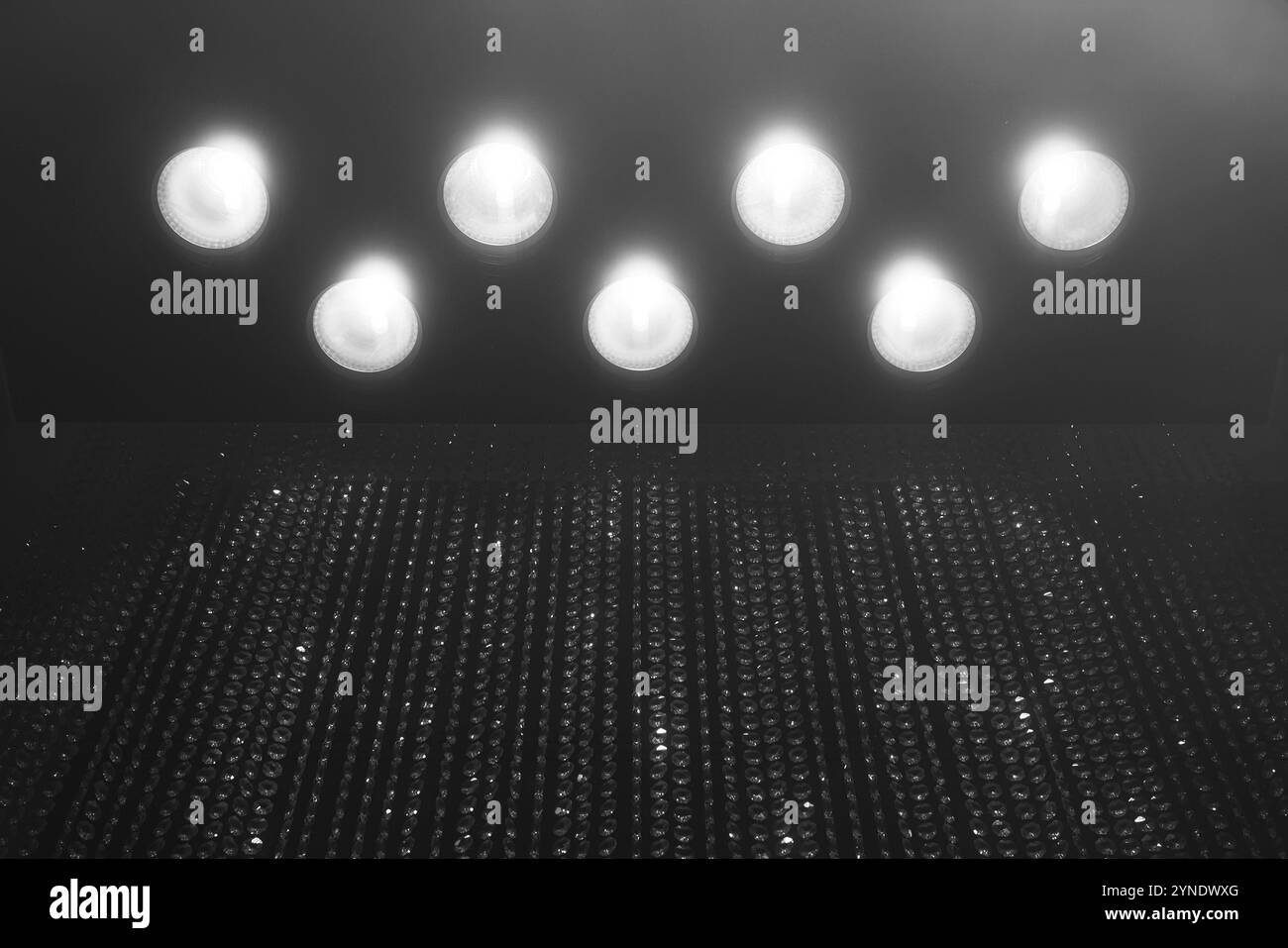 Beleuchtetes Schaufenster in der Altstadt, Hintergrund, schwarz-weiß, Düsseldorf, Deutschland, Europa Stockfoto