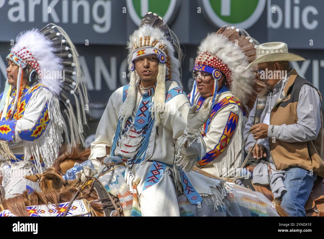 Calgary, Alberta, Kanada. Juli 2023. Bei einer öffentlichen Festivalparade können Sie auf Pferden in traditionellen Tüchern sitzen Stockfoto