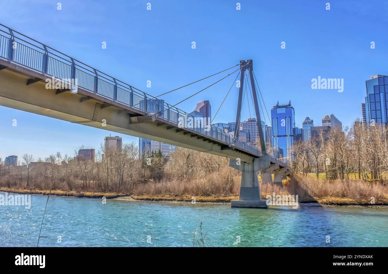 Calgary, Alberta, Kanada. Juni 2023. Die Fußgängerbrücke am Bow River und der strukturelle Pfad am Memorial Dr. by Prince's Island Park Stockfoto