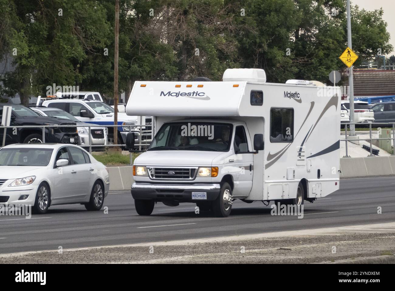 Calgary, Alberta, Kanada. August 2024. Ein weißer Ford-Wohnmobil der Klasse C mit dem Namen Stockfoto
