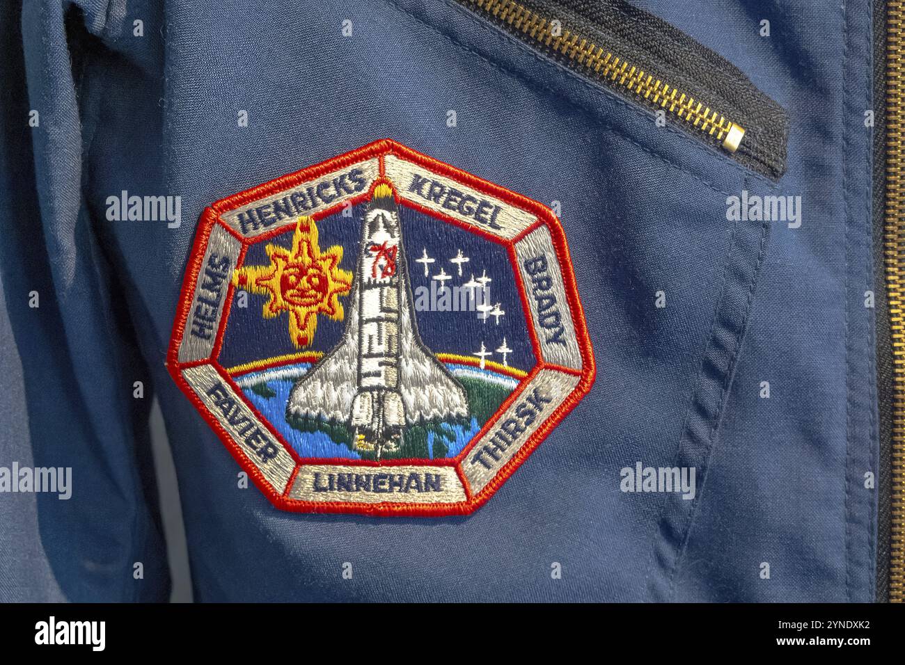 Calgary, Alberta, Kanada. August 2024. Eine Nahaufnahme eines aufgestickten Flickens auf einem blauen Fluganzug mit den Namen der STS-78-Crew-Mitglieder Stockfoto
