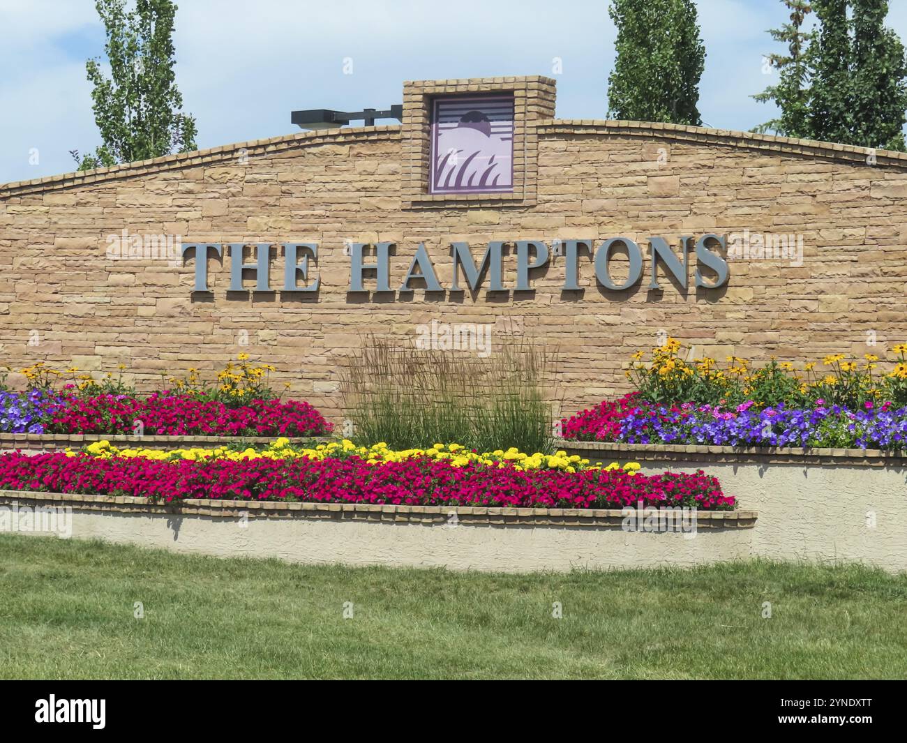 Calgary, Alberta, Kanada. Juli 2023. Ein Willkommensschild mit dem Text: THE HAMPTONS a Residence Quarquartier im Nordwesten von Calgary Stockfoto