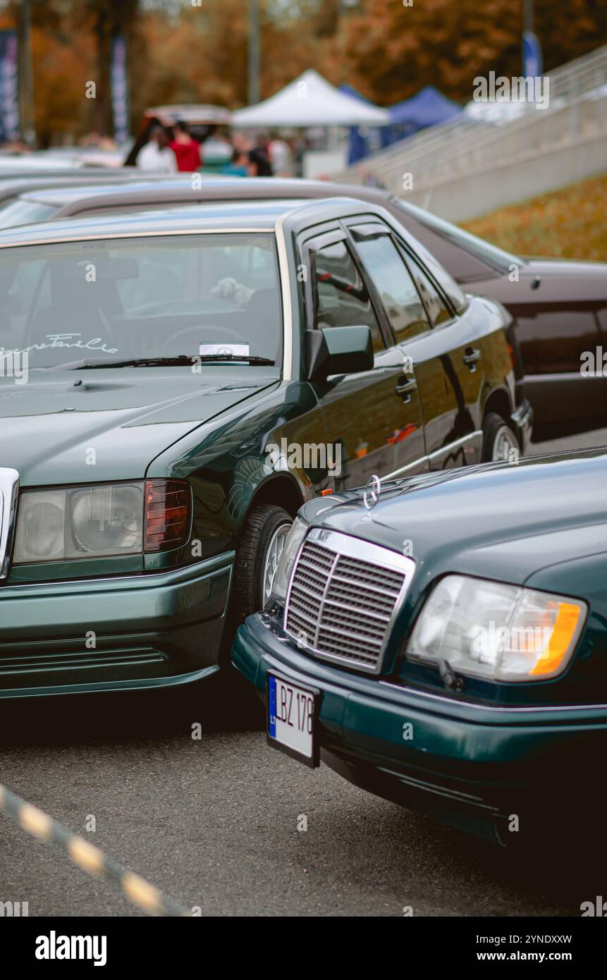 Mercedes-Schönheiten zeigen einen klassischen Stil in der Nähe einiger modifizierter Autos Stockfoto