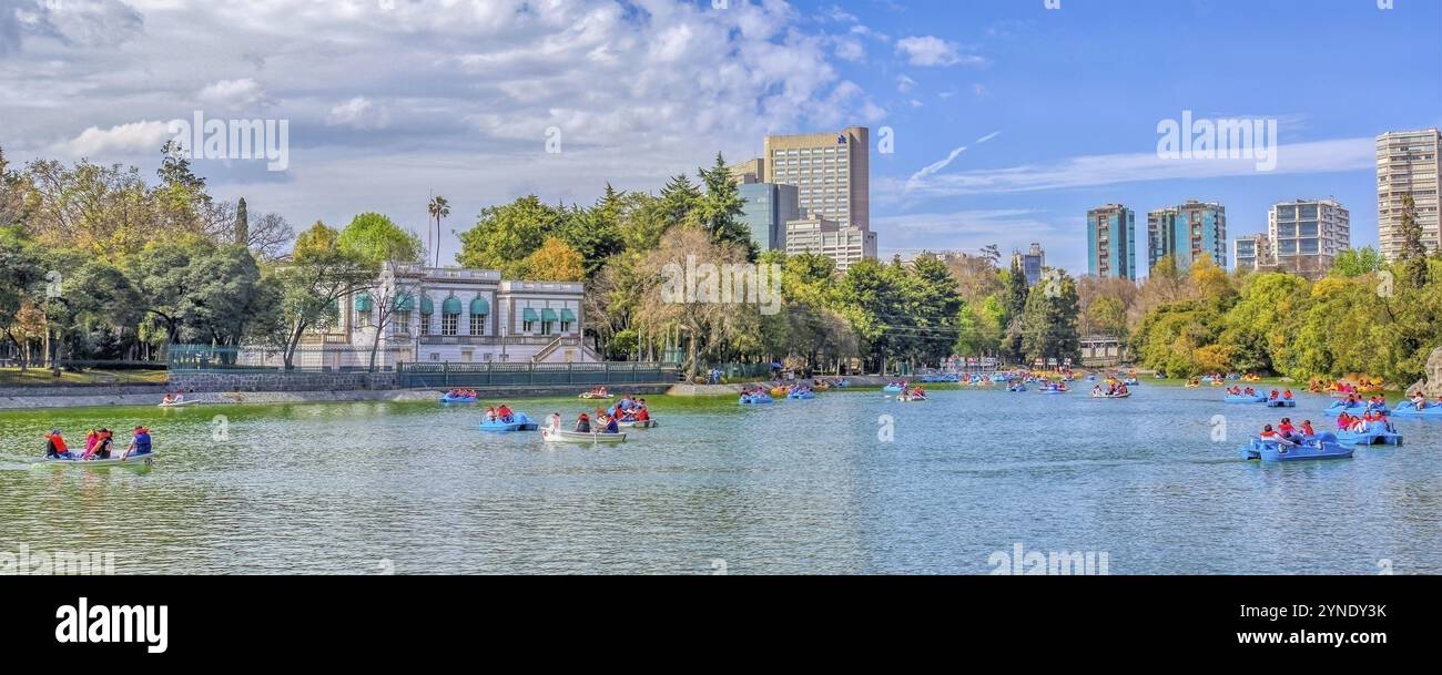 Mexiko-Stadt, Mexiko. Januar 2024. Ein künstlicher See mit Menschen auf Booten im Chapultepec Forest, einem der größten Stadtparks Mexikos Stockfoto