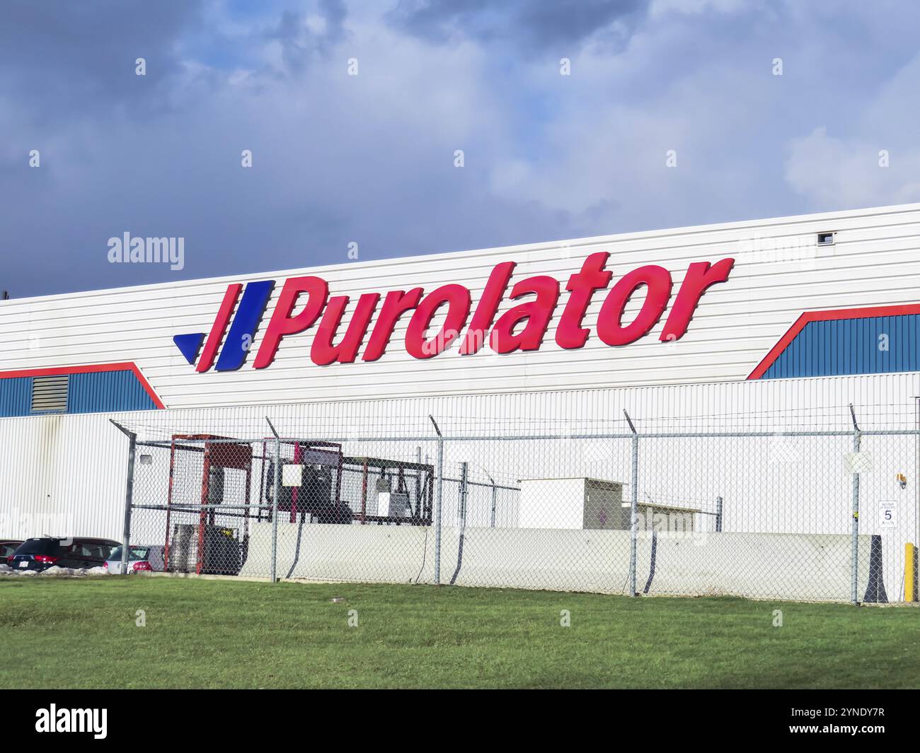 Calgary, Alberta, Kanada. Februar 2023. Eine Purolator-Anlage, die LKW-Zone verlädt Stockfoto
