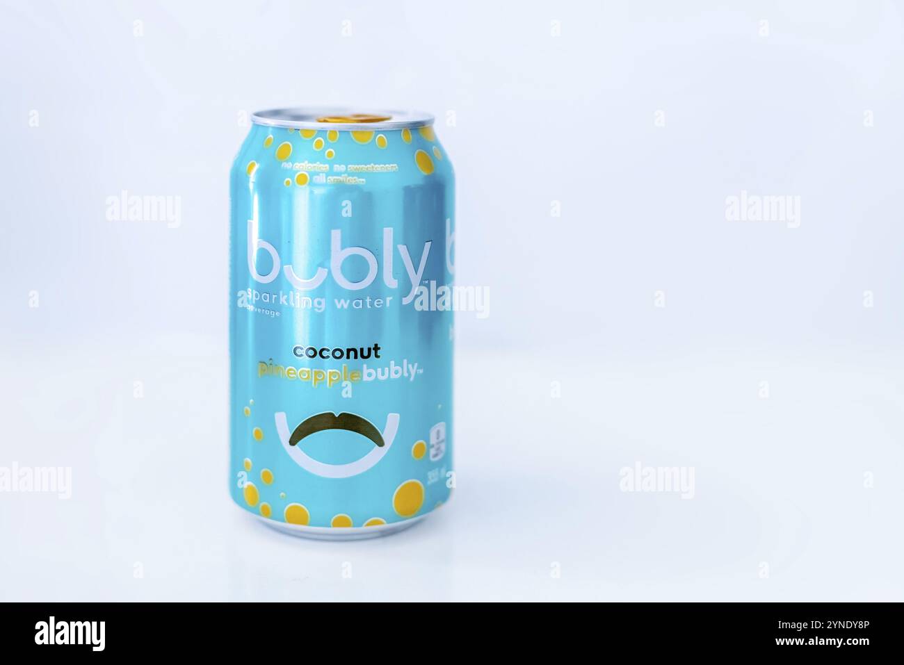 Calgary, Alberta, Kanada. August 2024. Eine kohlensäurehaltige Trinkwasserdose mit Kokosnuss-Ananas-Bubly Stockfoto