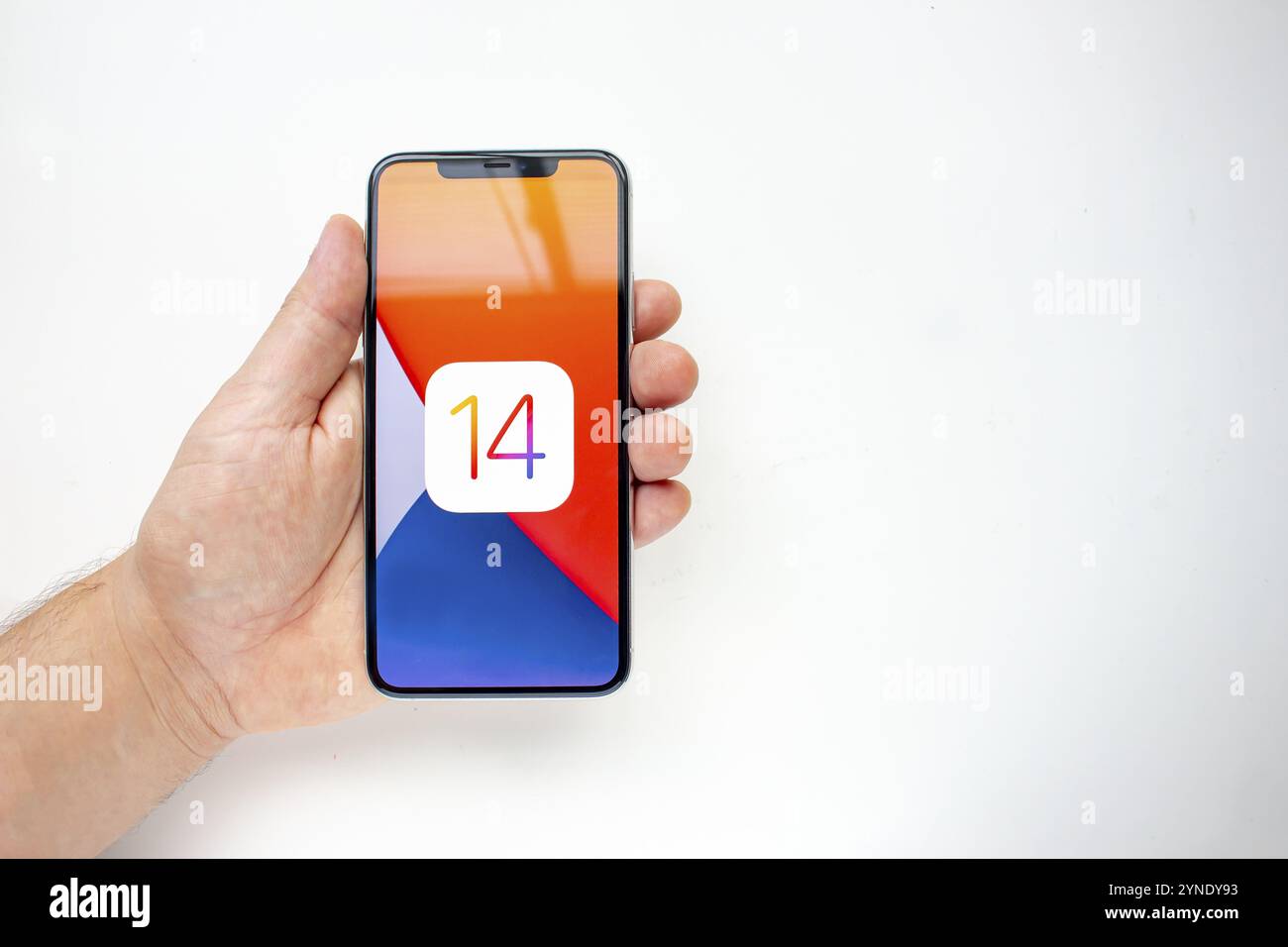 Calgary, Alberta, Kanada. August 15 2020. Eine Person, die ein iPhone 11 Pro Max mit dem iOS 14 Logo hält Stockfoto