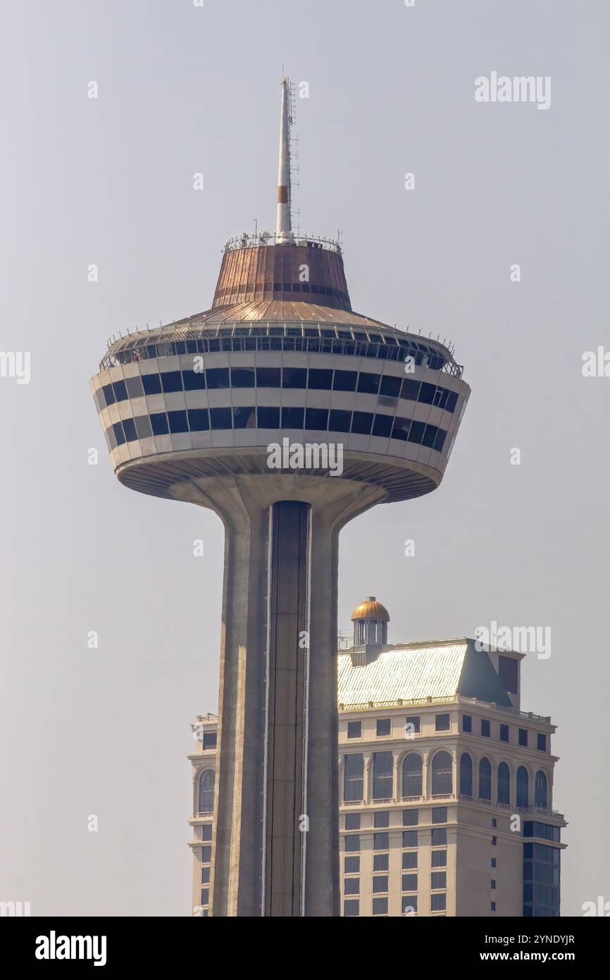 Niagara, Ontario, Kanada. Januar 2024 der Skylon Aussichtsturm mit Panoramablick auf die Niagarafälle sowie eine Arkade und ein Drehrestaurant Stockfoto