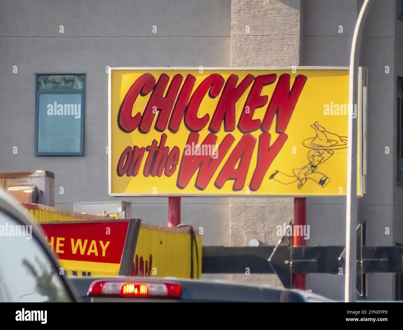 Calgary, Alberta, Kanada. August 2024. Ein leuchtend gelbes Restaurantschild mit kräftigen roten Schriftzügen steht für Sie Stockfoto