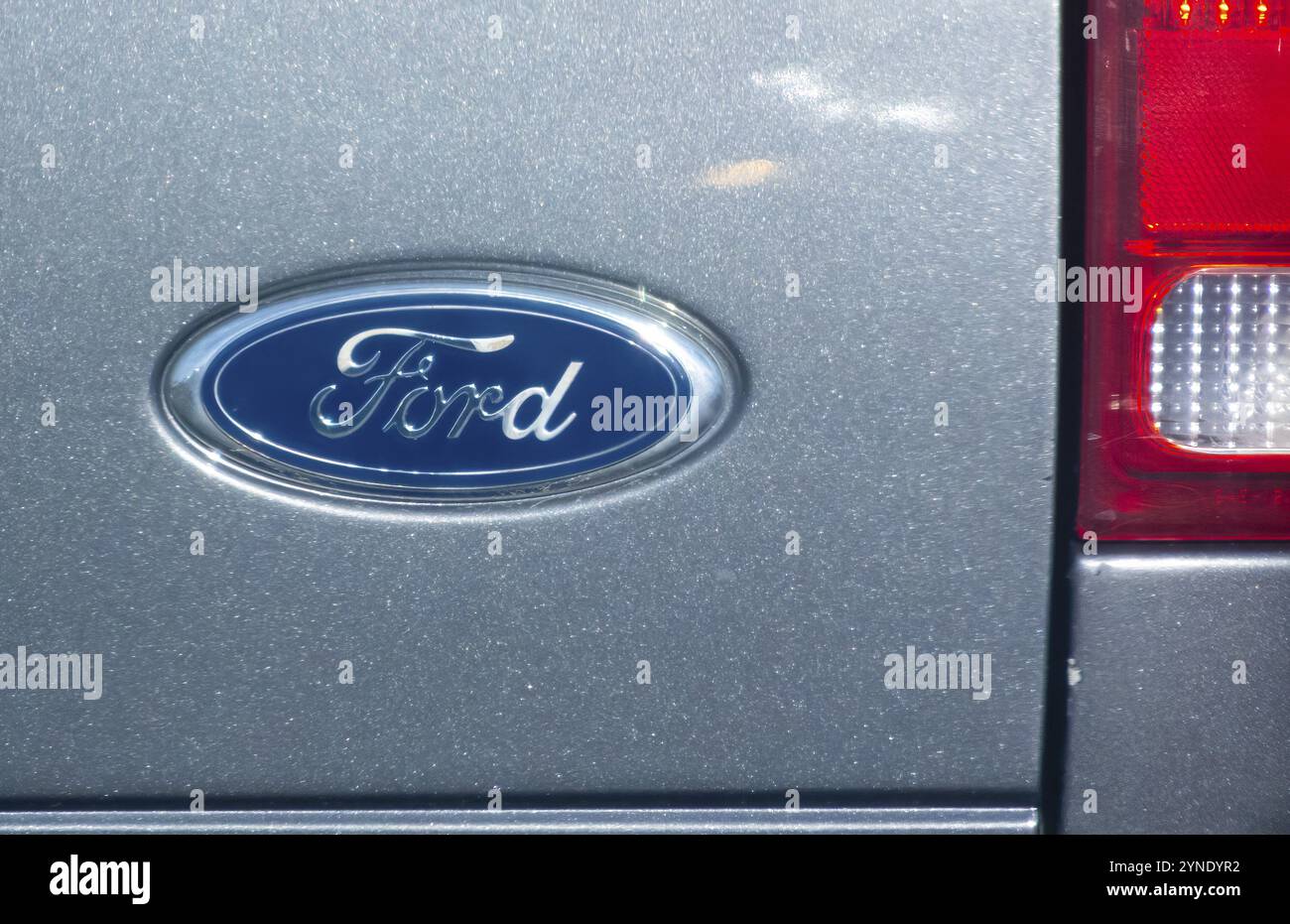 Calgary, Alberta, Kanada. Mai 2024. Nahaufnahme eines Ford-Logos auf einem grauen Sattelzug Stockfoto