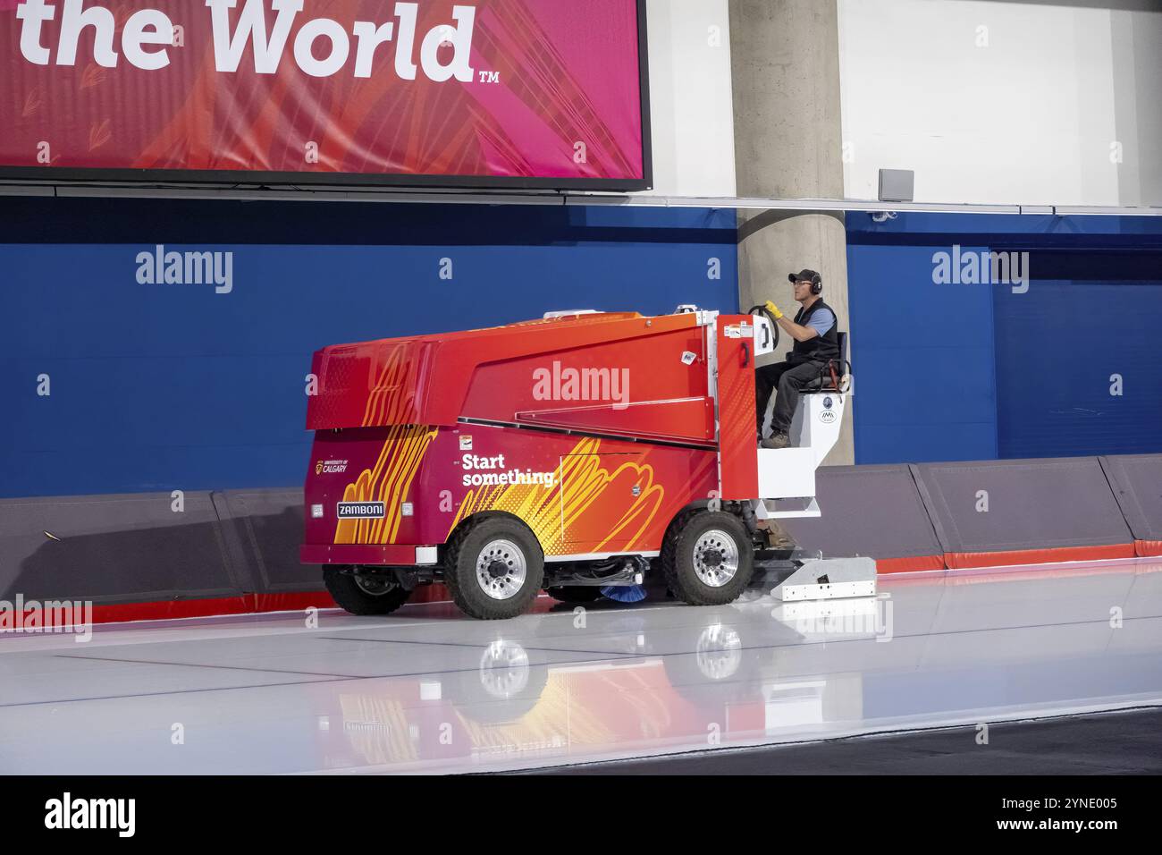 Calgary, ab, Kanada. August 2024. Eine Person mit einem roten Zamboni-Gerät bereitet eine Eisfläche für das Schlittschuhlaufen vor, mit dem Logo der University of Calgary p Stockfoto