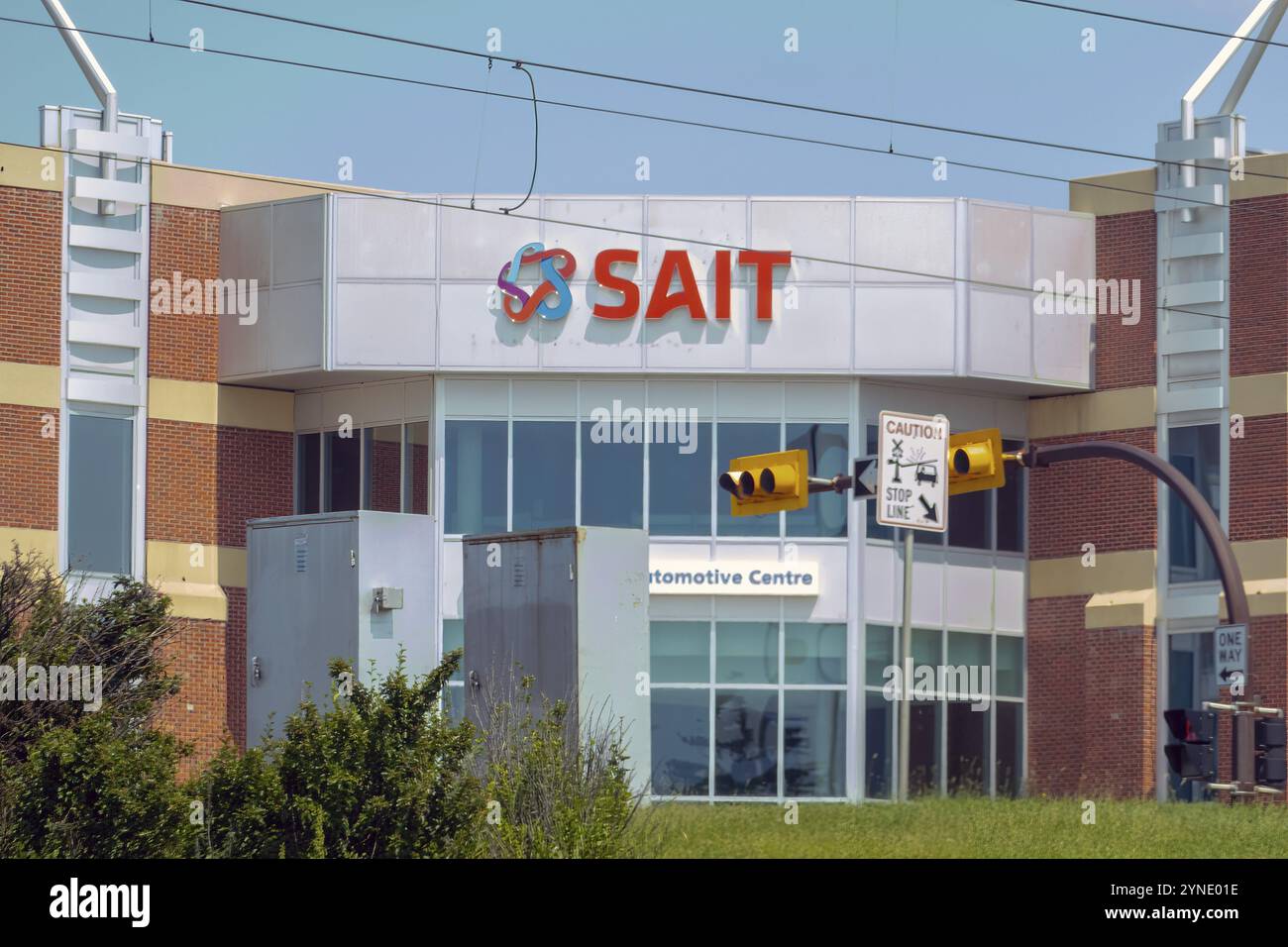Calgary, Alberta, Kanada. Juli 2024. Vorderansicht des Gebäudes des SAIT Clayton Carroll Automotive Centre Stockfoto
