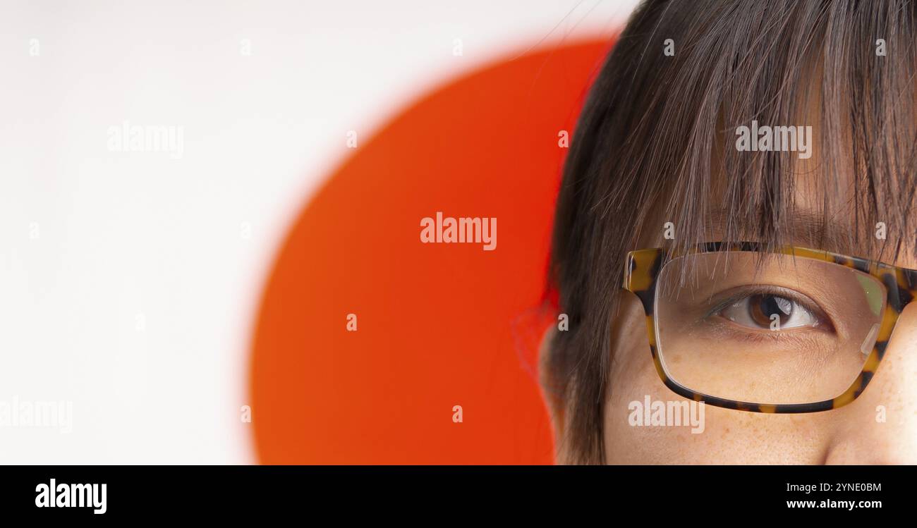 Japanische Frauen mit Brille mit Japan Flagge Stockfoto