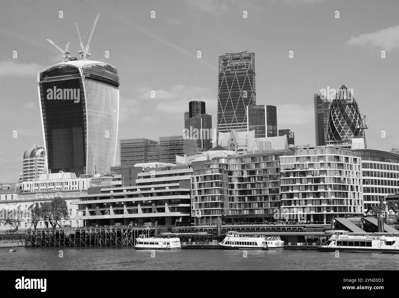 LONDON, ENGLAND, Großbritannien - 3. MAI 2014: Blick auf die Themse mit den Kreuzfahrtschiffen und auf das Londoner Stadtbild mit den Wolkenkratzern im Bau ('Walki Stockfoto