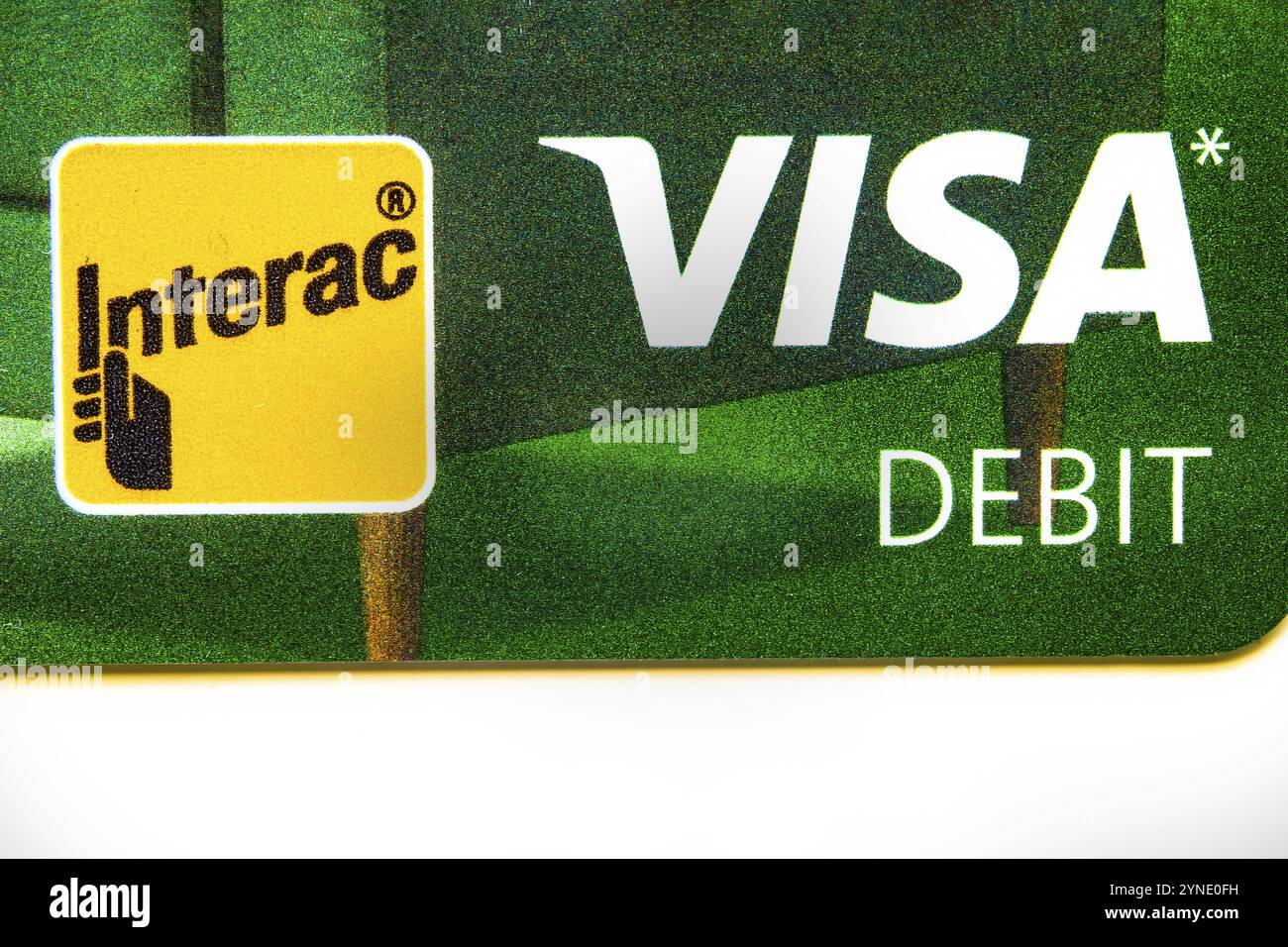 Calgary, Alberta, Kanada. Juli 2020. Ein Makro in der Nähe des Visa-Logos auf einer Debitkarte Stockfoto