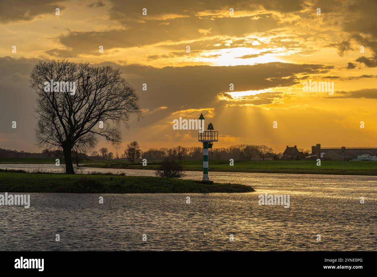 Winter Sonnenuntergang auf dem Fluss IJssel bei Doesburg, Provinz Gelderland, Niederlande Stockfoto