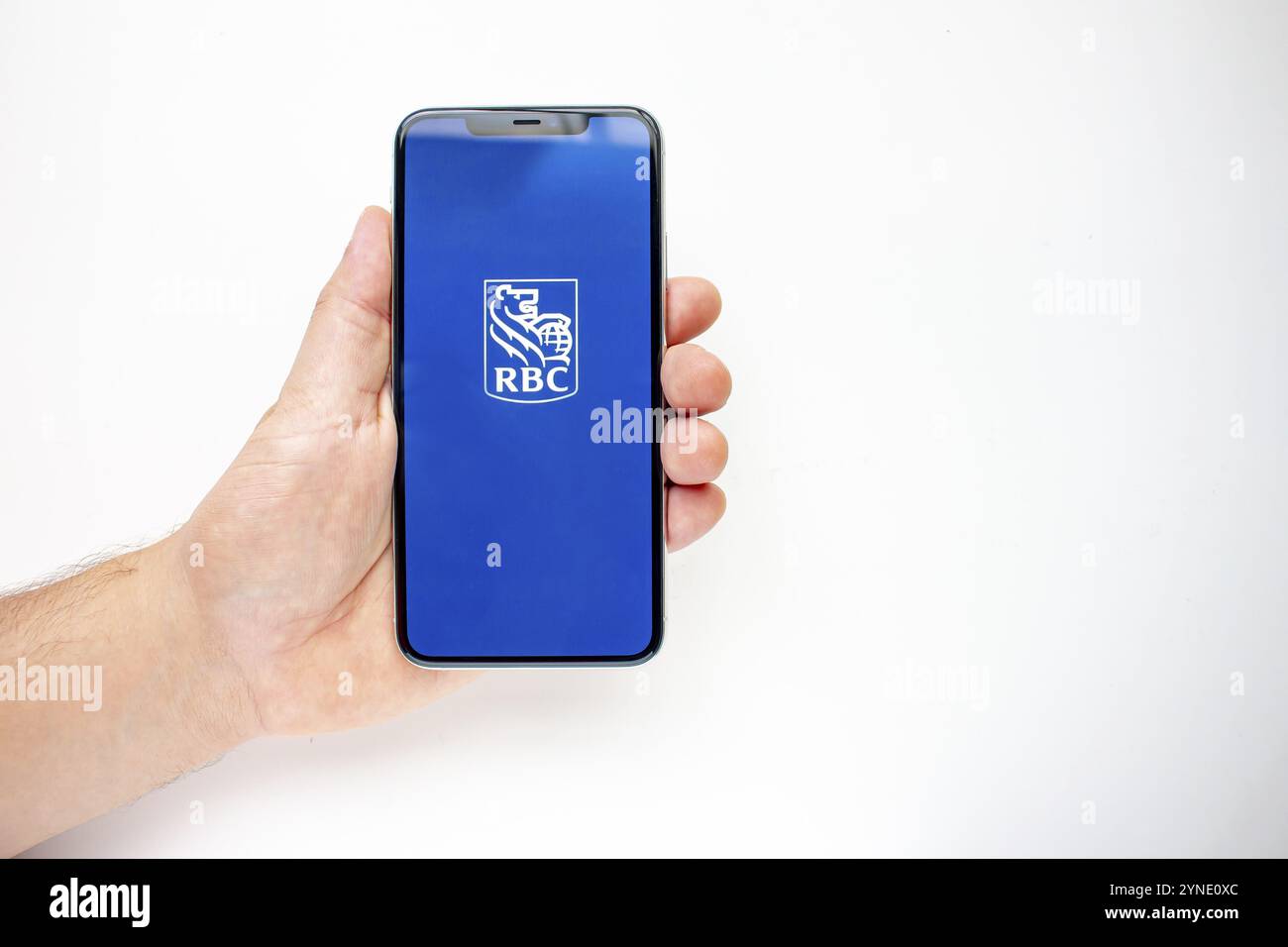 Calgary, Alberta, Kanada. August 15 2020. Eine Person, die ein iPhone 11 Pro Max mit der RBC App hält Stockfoto