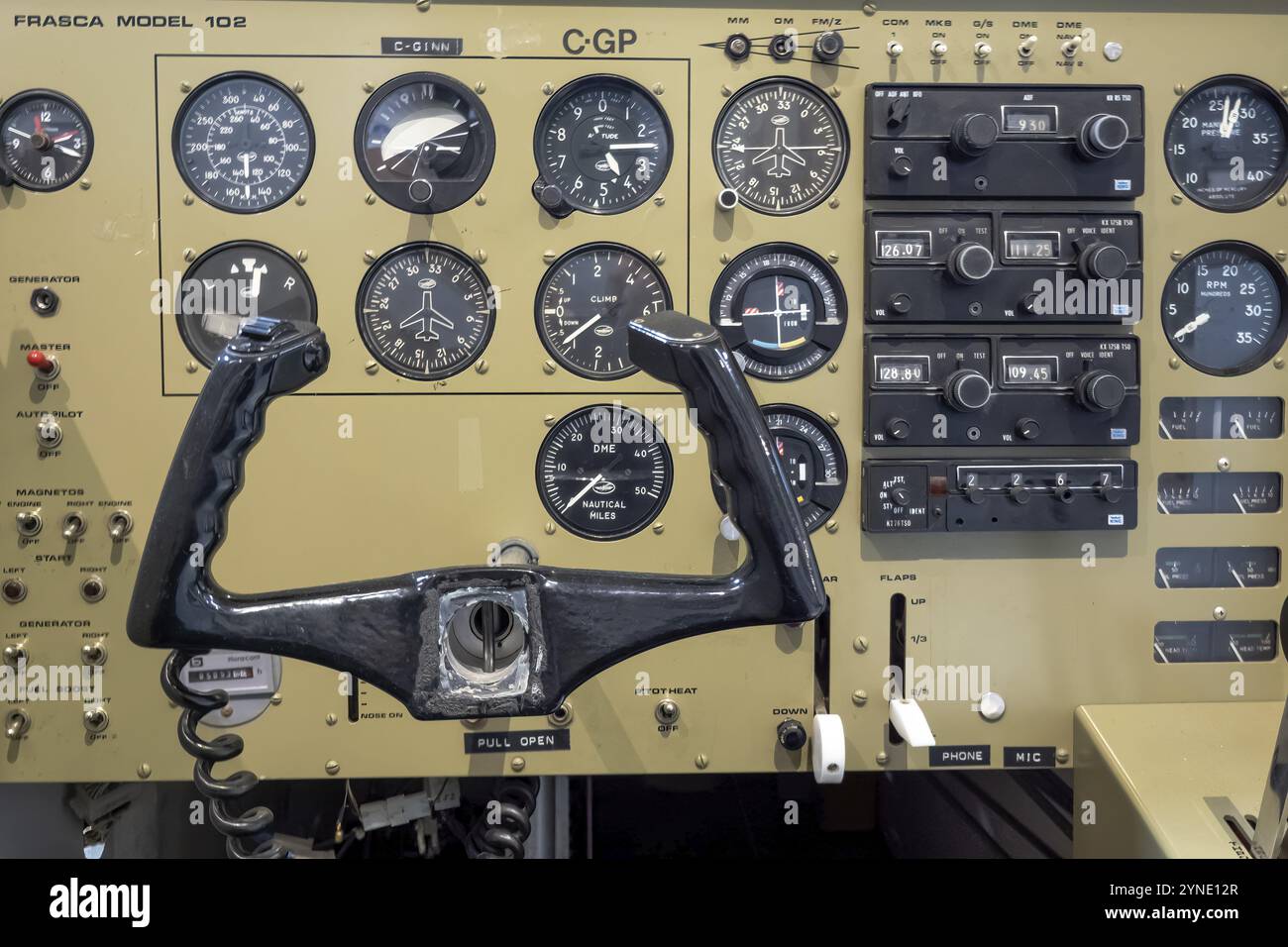 Calgary, Alberta, Kanada. August 2024. Eine detaillierte Ansicht des Cockpits eines Flugsimulators mit einer Gabel, einer Reihe von Anzeigen und verschiedenen Bedienfeldern Stockfoto