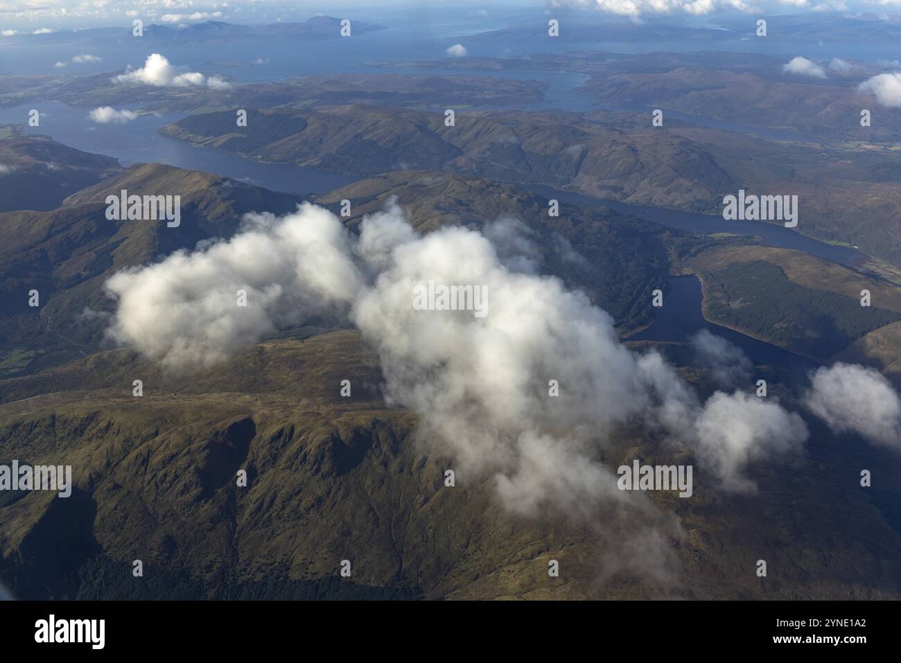 Luftaufnahme, Lochs, Berge und Wolken, Highlands, Schottland, Großbritannien Stockfoto