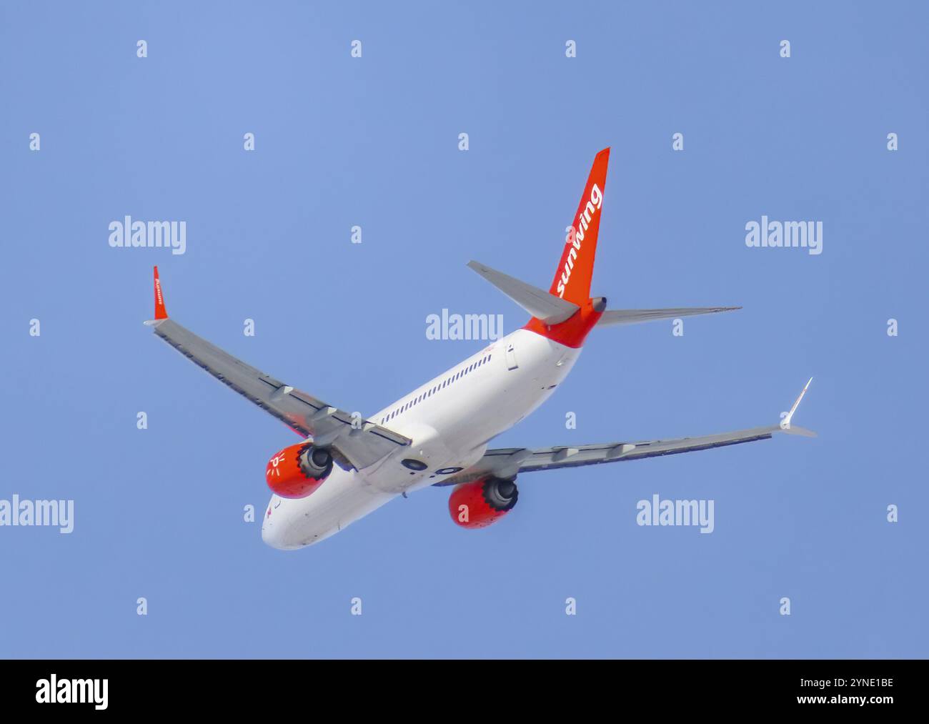 Calgary, Alberta, Kanada. März 2024. Ein fliegendes Flugzeug der Sunwing Airlines, eine kanadische Billigfluggesellschaft mit Hauptsitz in Toronto Stockfoto