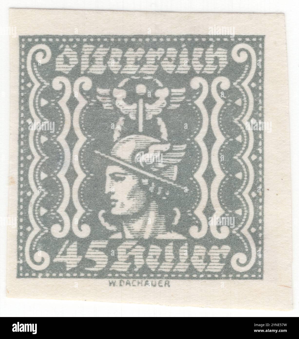 ÖSTERREICH — 1921. Dezember: 45 heller graue Zeitungsmarke mit stilisiertem Kopf des antiken Gottes Mercurius (Mercury, Hermes) mit einem Caduceus und einem mit geometrischem Ornament umrahmten Flügelhelm. Quecksilber ist ein großer Gott in der römischen Religion und Mythologie und einer der 12 Dii Consentes im antiken römischen pantheon. Er ist der Gott des finanziellen Gewinns, des Handels, der Beredsamkeit, der Botschaften, der Kommunikation (einschließlich der Weissagung), Reisende, Grenzen, Glück, Tricks und Diebe; er dient auch als Führer der Seelen in die Unterwelt und als „Gesandter der Götter“ Stockfoto