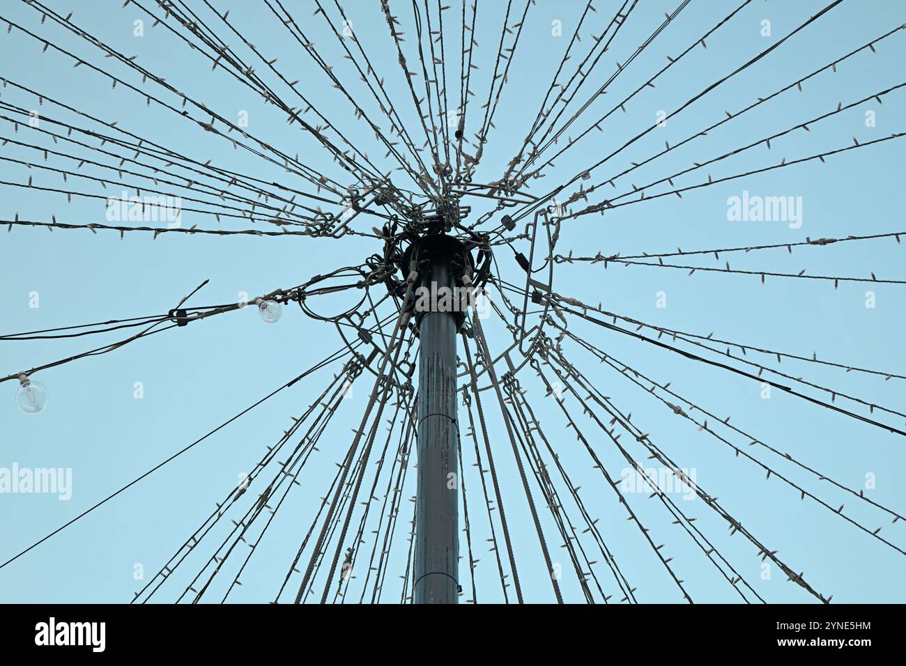 Warschau, Polen. November 2024. Weihnachtsdekorationen werden in den Vorbereitungen der Stadt für die Weihnachtszeit in Warschau, Polen, am 25. November 2024 gesehen. Laut einem IPSOS-Bericht kommen mehr als ein Drittel der Warschauer Touristen aus dem Ausland, was die Stadt zu einer brauchbaren Alternative für die westeuropäische Weihnachtszeit macht. (Foto: Jaap Arriens/SIPA USA) Credit: SIPA USA/Alamy Live News Stockfoto