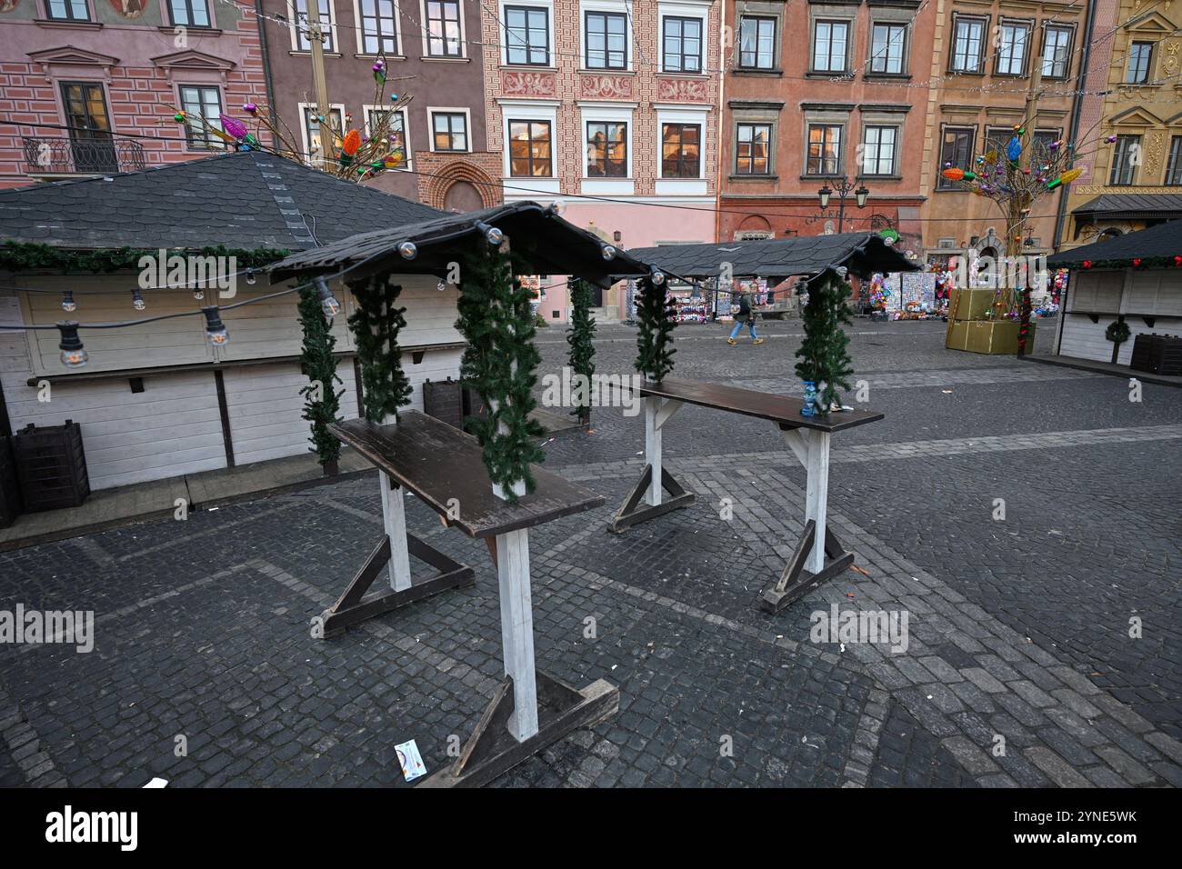Warschau, Polen. November 2024. Weihnachtsdekorationen werden in den Vorbereitungen der Stadt für die Weihnachtszeit in Warschau, Polen, am 25. November 2024 gesehen. Laut einem IPSOS-Bericht kommen mehr als ein Drittel der Warschauer Touristen aus dem Ausland, was die Stadt zu einer brauchbaren Alternative für die westeuropäische Weihnachtszeit macht. (Foto: Jaap Arriens/SIPA USA) Credit: SIPA USA/Alamy Live News Stockfoto