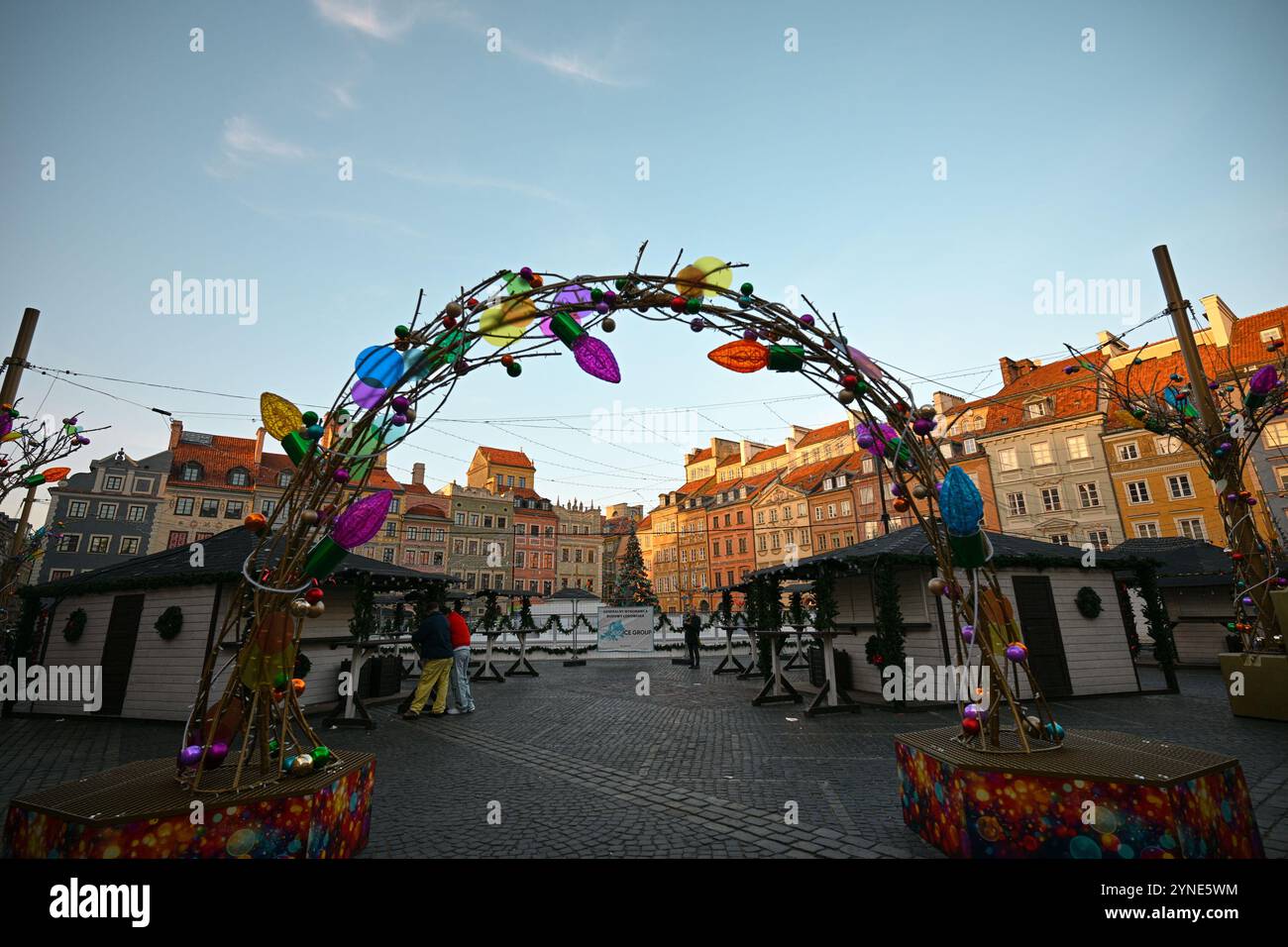 Warschau, Polen. November 2024. Weihnachtsdekorationen werden in den Vorbereitungen der Stadt für die Weihnachtszeit in Warschau, Polen, am 25. November 2024 gesehen. Laut einem IPSOS-Bericht kommen mehr als ein Drittel der Warschauer Touristen aus dem Ausland, was die Stadt zu einer brauchbaren Alternative für die westeuropäische Weihnachtszeit macht. (Foto: Jaap Arriens/SIPA USA) Credit: SIPA USA/Alamy Live News Stockfoto