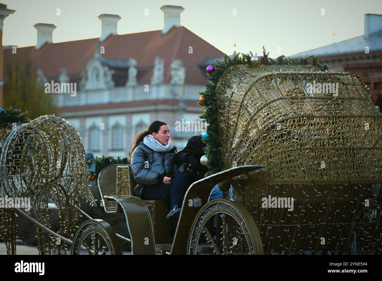 Warschau, Polen. November 2024. Weihnachtsdekorationen werden in den Vorbereitungen der Stadt für die Weihnachtszeit in Warschau, Polen, am 25. November 2024 gesehen. Laut einem IPSOS-Bericht kommen mehr als ein Drittel der Warschauer Touristen aus dem Ausland, was die Stadt zu einer brauchbaren Alternative für beliebte westeuropäische Urlaubsziele in der Weihnachtszeit macht. (Foto: Jaap Arriens/SIPA USA) Credit: SIPA USA/Alamy Live News Stockfoto