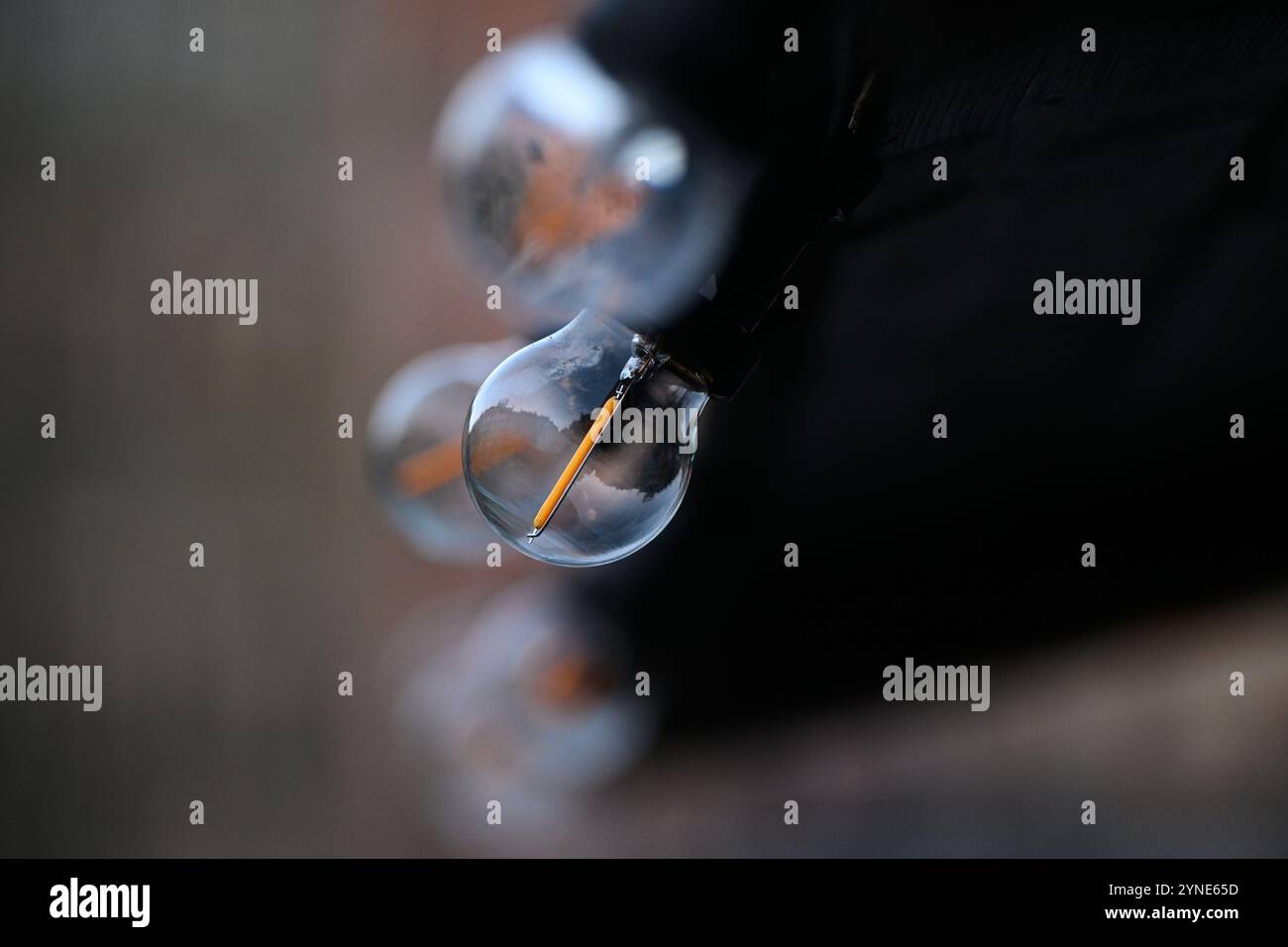 Warschau, Polen. November 2024. Weihnachtsdekorationen werden in den Vorbereitungen der Stadt für die Weihnachtszeit in Warschau, Polen, am 25. November 2024 gesehen. Laut einem IPSOS-Bericht kommen mehr als ein Drittel der Warschauer Touristen aus dem Ausland, was die Stadt zu einer brauchbaren Alternative für die westeuropäische Weihnachtszeit macht. (Foto: Jaap Arriens/SIPA USA) Credit: SIPA USA/Alamy Live News Stockfoto