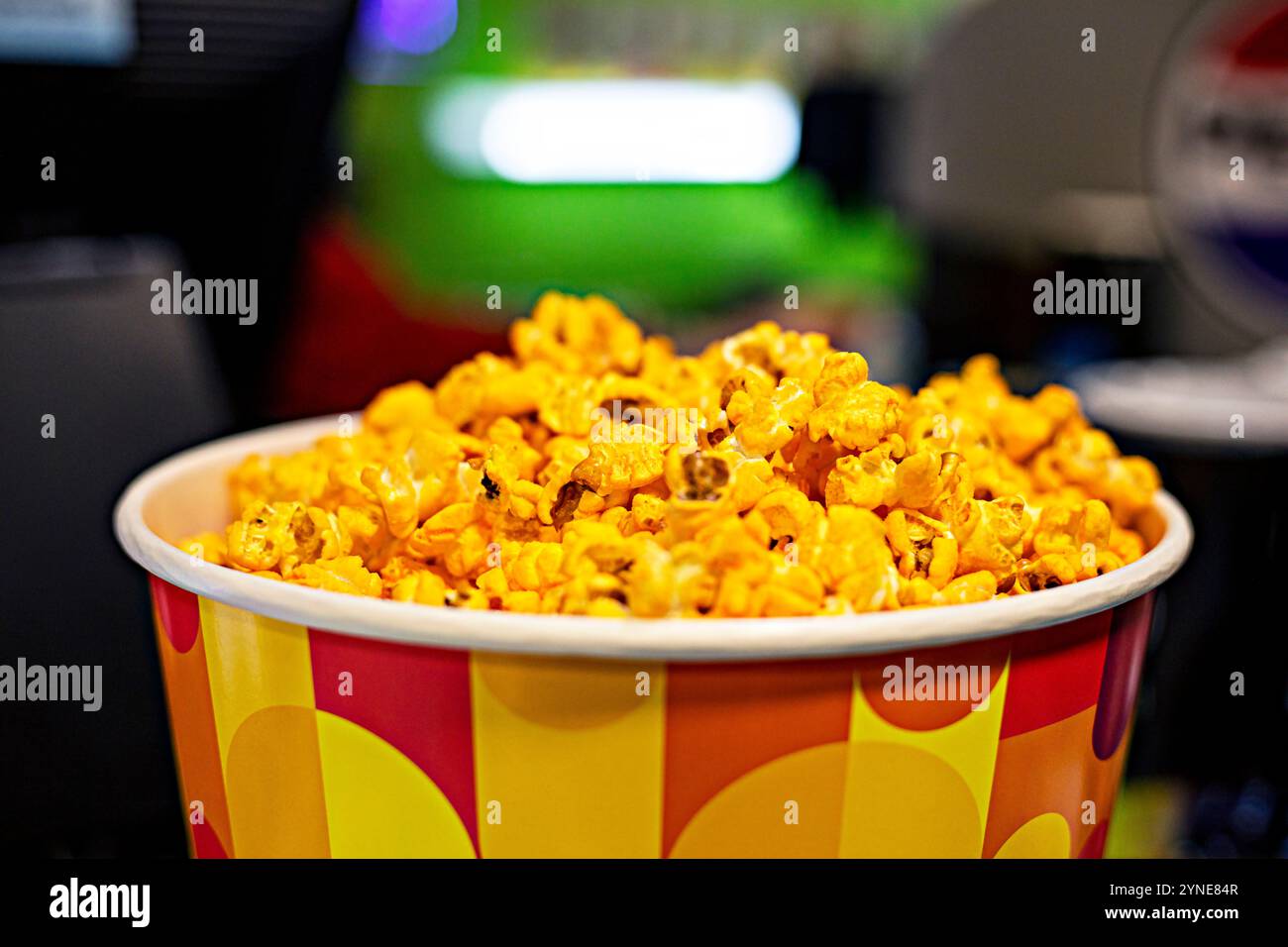 Popcorn Nahaufnahme auf dem Hintergrund der Filmleinwand im Kino. Familienurlaub Stockfoto