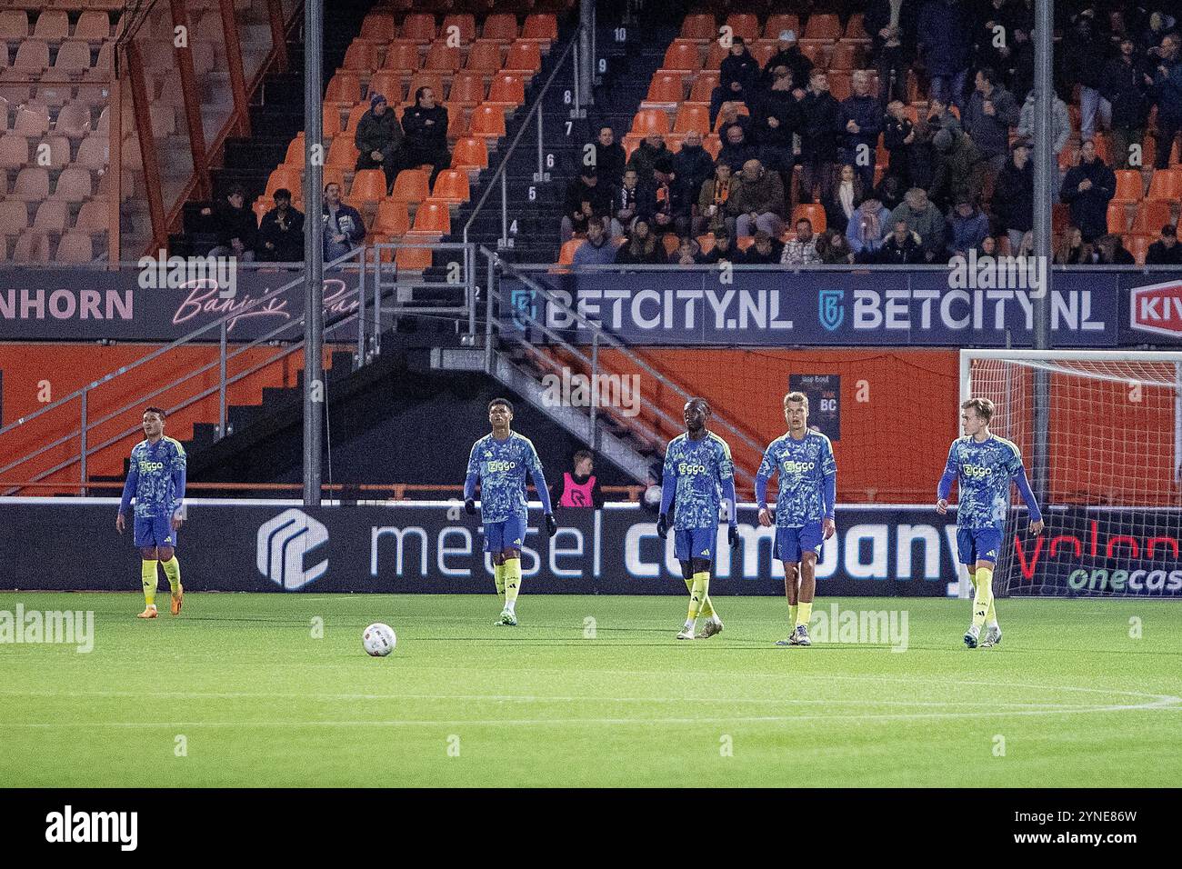 Volendam, Niederlande. November 2024. VOLENDAM - 25.11.2024, KRAS-Stadion. Keukenkampioen divisie, Saison 2024-2025. Während des Spiels Volendam – Jong Ajax ist Jong Ajax Spieler nach 2-0 von FC Volendam Spieler Robert Muhren enttäuscht (Foto: Pro Shots/SIPA USA) Credit: SIPA US/Alamy Live News Stockfoto