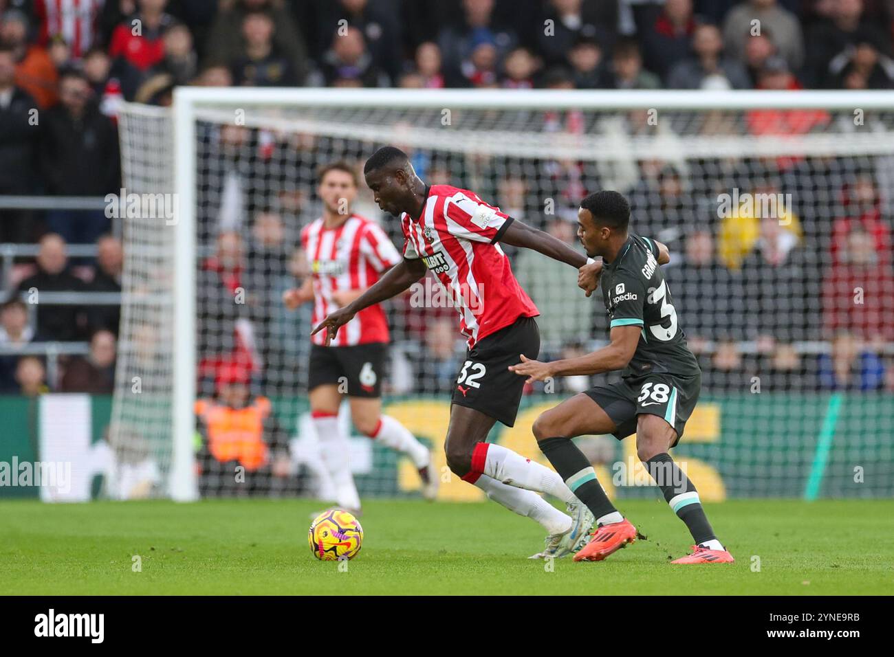 Southampton Stürmer Paul Onuachu (32) kämpft gegen Liverpool Mittelfeldspieler Ryan Gravenberch (38) während der Southampton FC gegen Liverpool FC English Premier League in St. Mary's Stadium, Southampton, England, Großbritannien am 24. November 2024 Credit: Every Second Media/Alamy Live News Stockfoto