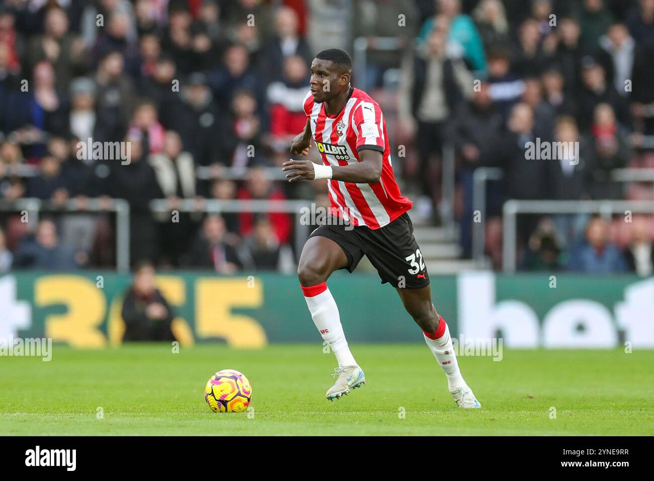 Southampton Stürmer Paul Onuachu (32) in der Schlacht von Southampton FC gegen Liverpool FC English Premier League in St. Mary's Stadium, Southampton, England, Großbritannien am 24. November 2024 Credit: Every Second Media/Alamy Live News Stockfoto