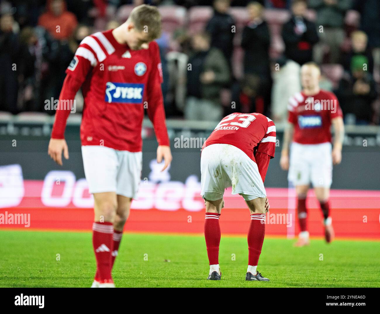 Herning, Dänemark. November 2024. Enttäuschung unter Silkeborgs Spielern nach der Niederlage im Superliga-Spiel zwischen dem FC Midtjylland und Silkeborg IF in der MCH Arena in Herning, Montag, den 25. November 2024. (Foto: Henning Bagger/Ritzau Scanpix) Credit: Ritzau/Alamy Live News Stockfoto