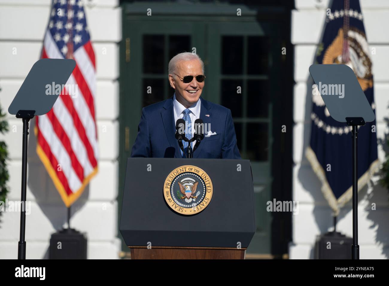 Washington DC, USA. November 2024. US-Präsident Joe Biden begnadigt das National Thanksgiving Turkey im Weißen Haus in Washington, DC, am 25. November 2024. Kredit: Chris Kleponis/CNP/MediaPunch Kredit: MediaPunch Inc/Alamy Live News Stockfoto