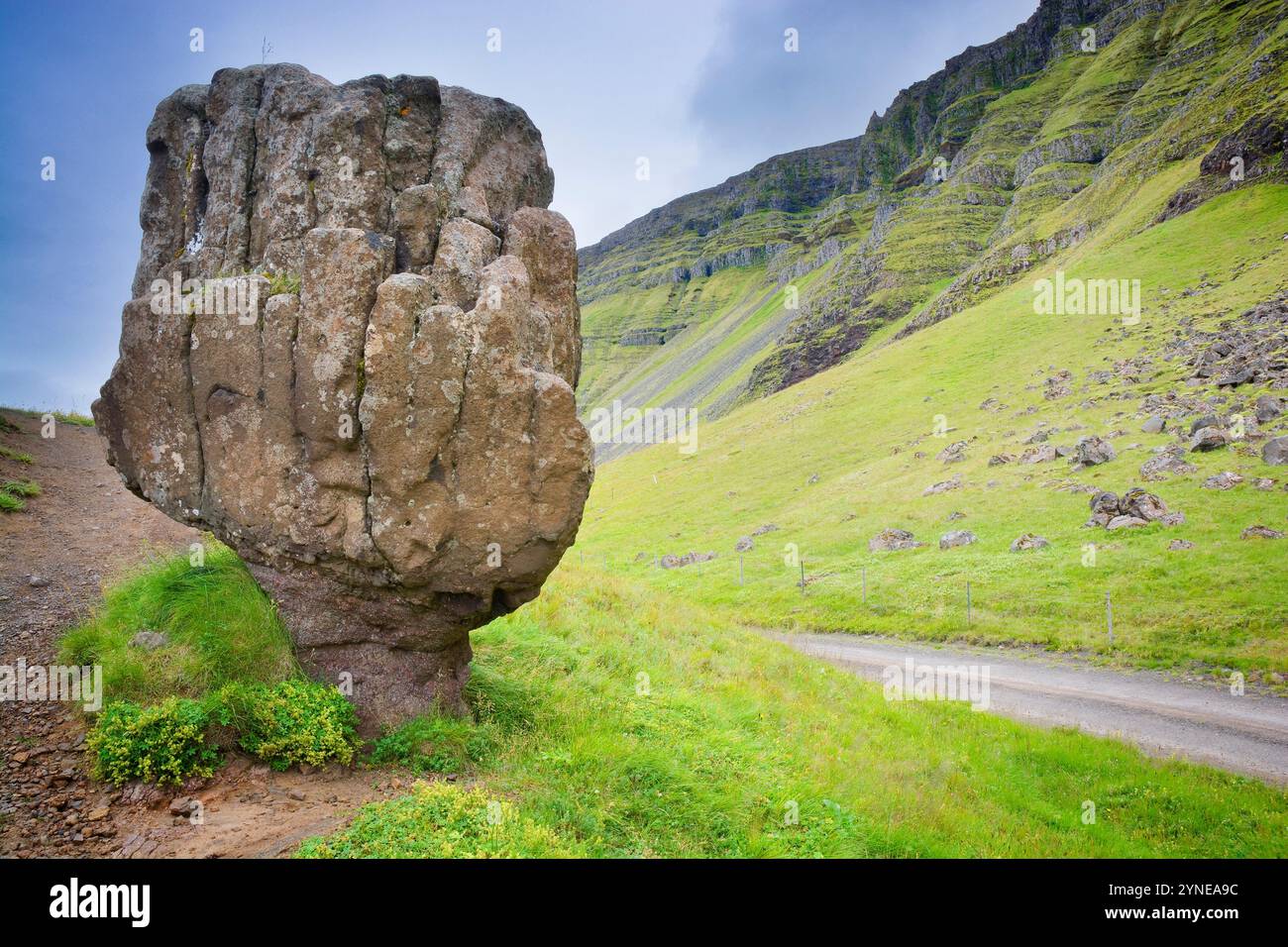 Staupasteinn, auch Steðji genannt, steht auf einem Hügel namens Skeiðhóll bei Hvammsfjall in Hvalfjörður, Island Stockfoto