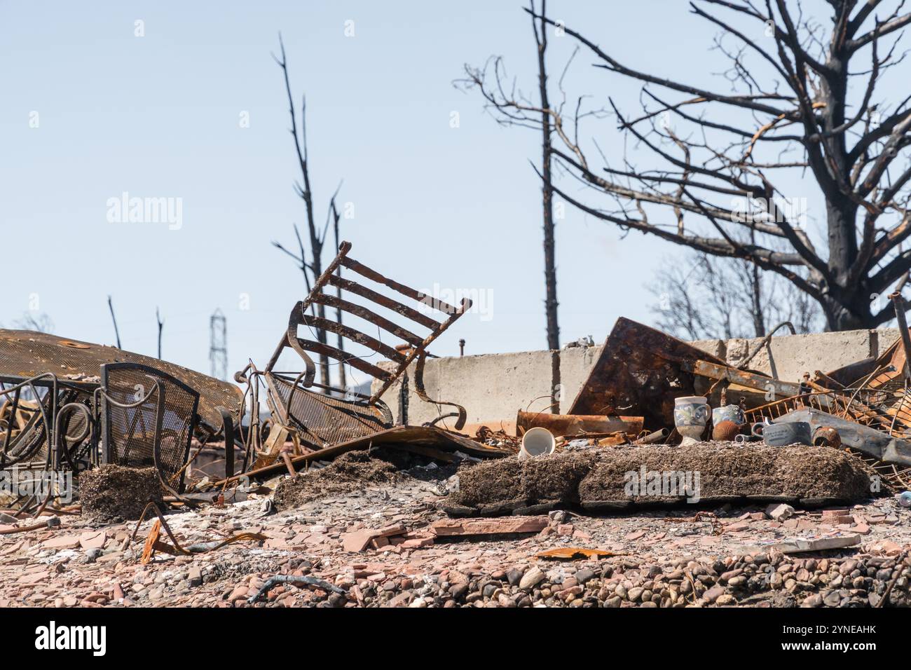 Nachwirkungen von Waldbrandschäden in Wohngegend mit vollständiger Zerstörung von Eigentum. Stockfoto