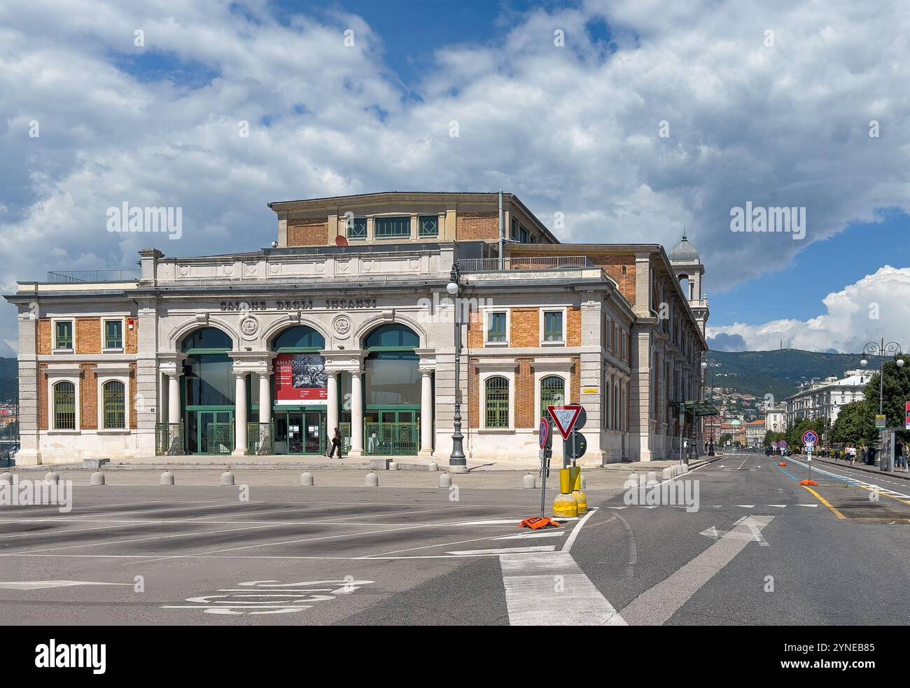 Triest, Italien - 27. Juni 2024: Salone degli Incanti, Hall of zaubertments historisches Gebäude, eine Ausstellungshalle, auf der Promenade unter blauer Wolkenlandschaft Stockfoto