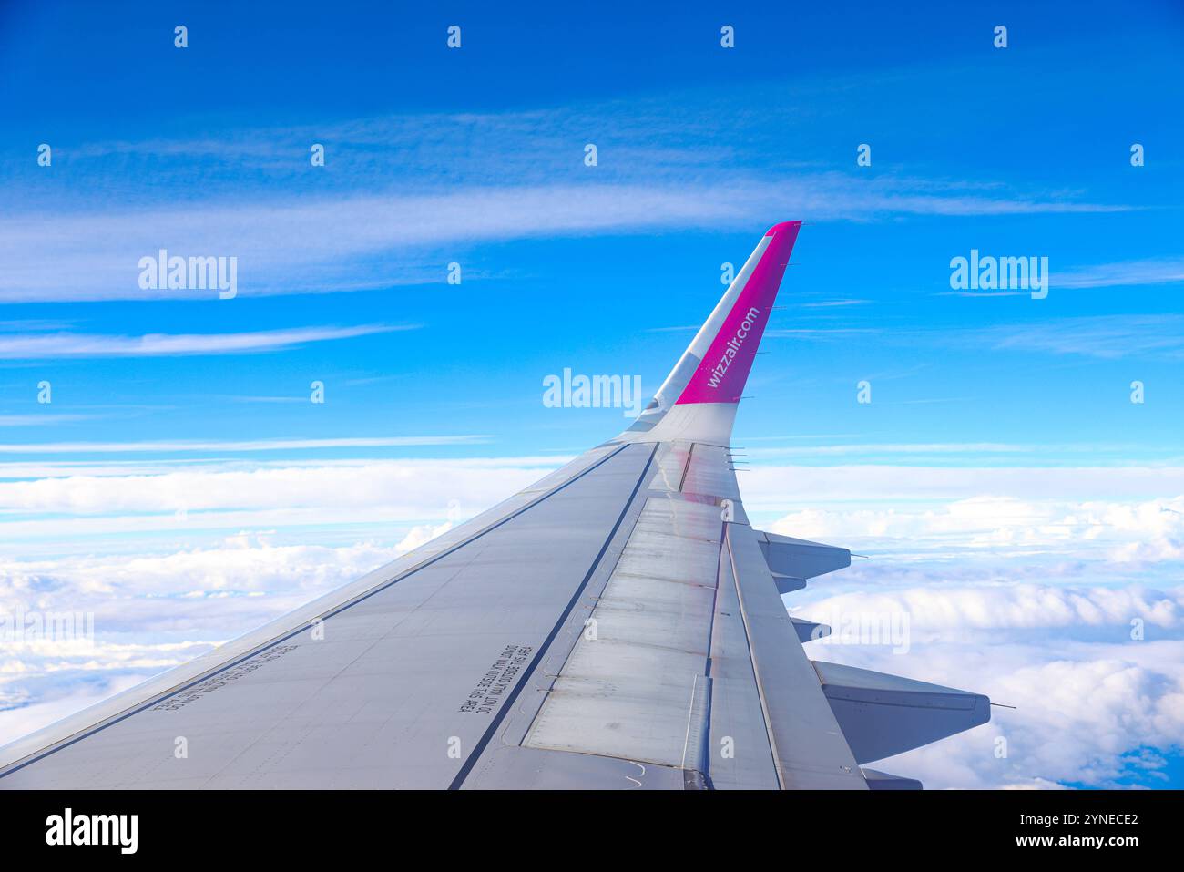 Wizz Air Aviation Eine ungarische Billigfluggesellschaft Wizzair Flugzeugflügel wird am 22. November 2024 am Himmel gesehen. Tirana Albanien Copyright: XMatrixxImagesx/xArmandoxBabanix Stockfoto