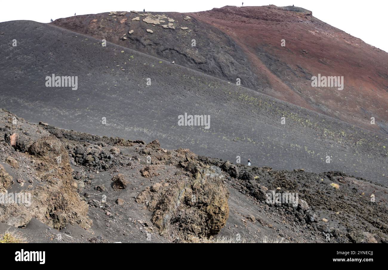 Silvestri Kraters am Ätna, Sizilien Touristen besuchen die Silvestri Kraters am Ätna bei Catania, Sizilien, Italien am 23. November 2024. Die Silvestri Craters Crateri Silvestri sind zwei Vulkankegel südöstlich des Ätna, dem höchsten aktiven Vulkan Europas, der sich auf einer Höhe von rund 1900 Metern über dem Meeresspiegel befindet. Sie entstanden während des Vulkanausbruchs im Jahr 1892. Die Silvestri-Krater befinden sich unterhalb des Ätna und sind der meistbesuchte Teil des Vulkans. Catania Italien Copyright: XMatrixxImagesx/xArmandoxBabanix Stockfoto