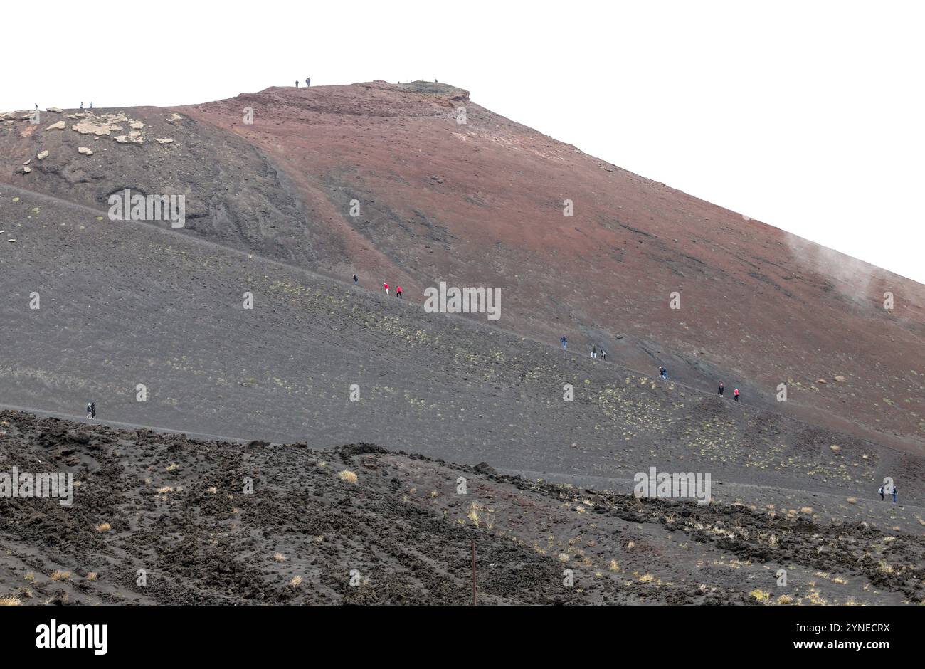 Silvestri Kraters am Ätna, Sizilien Touristen besuchen die Silvestri Kraters am Ätna bei Catania, Sizilien, Italien am 23. November 2024. Die Silvestri Craters Crateri Silvestri sind zwei Vulkankegel südöstlich des Ätna, dem höchsten aktiven Vulkan Europas, der sich auf einer Höhe von rund 1900 Metern über dem Meeresspiegel befindet. Sie entstanden während des Vulkanausbruchs im Jahr 1892. Die Silvestri-Krater befinden sich unterhalb des Ätna und sind der meistbesuchte Teil des Vulkans. Catania Italien Copyright: XMatrixxImagesx/xArmandoxBabanix Stockfoto