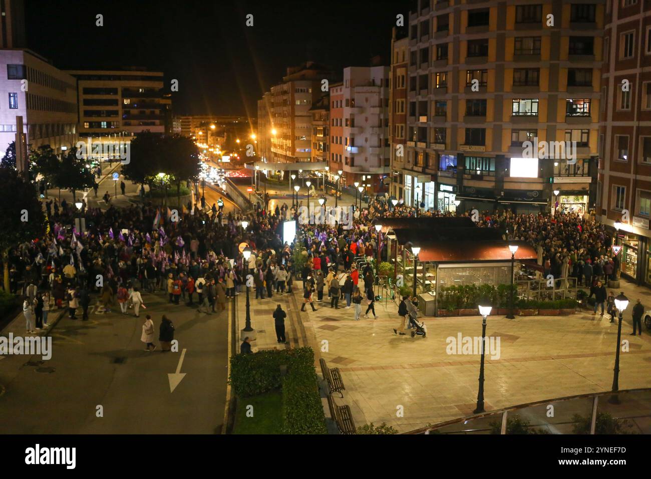 Oviedo, Spanien, 25. November 2024: Tausende von Menschen versammelten sich bei der Demonstration vor dem Beginn der Demonstration "Let Shame Change sides" am 25. November 2024 in Oviedo, Spanien. Quelle: Alberto Brevers / Alamy Live News. Stockfoto